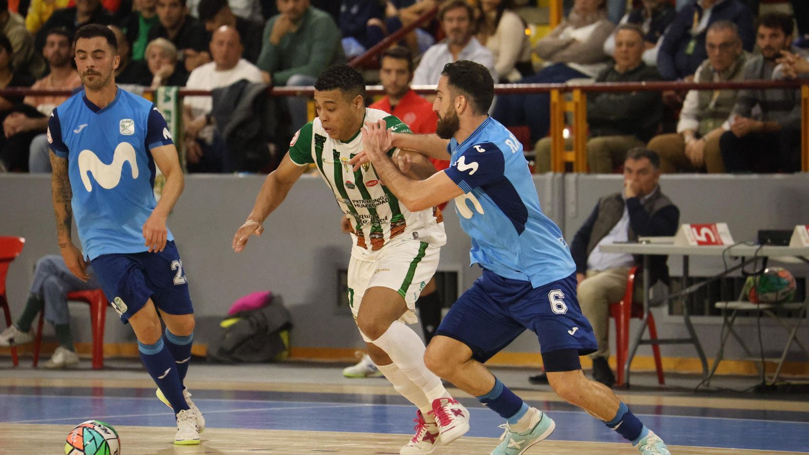 Guilherme es presionado por un jugador interista.