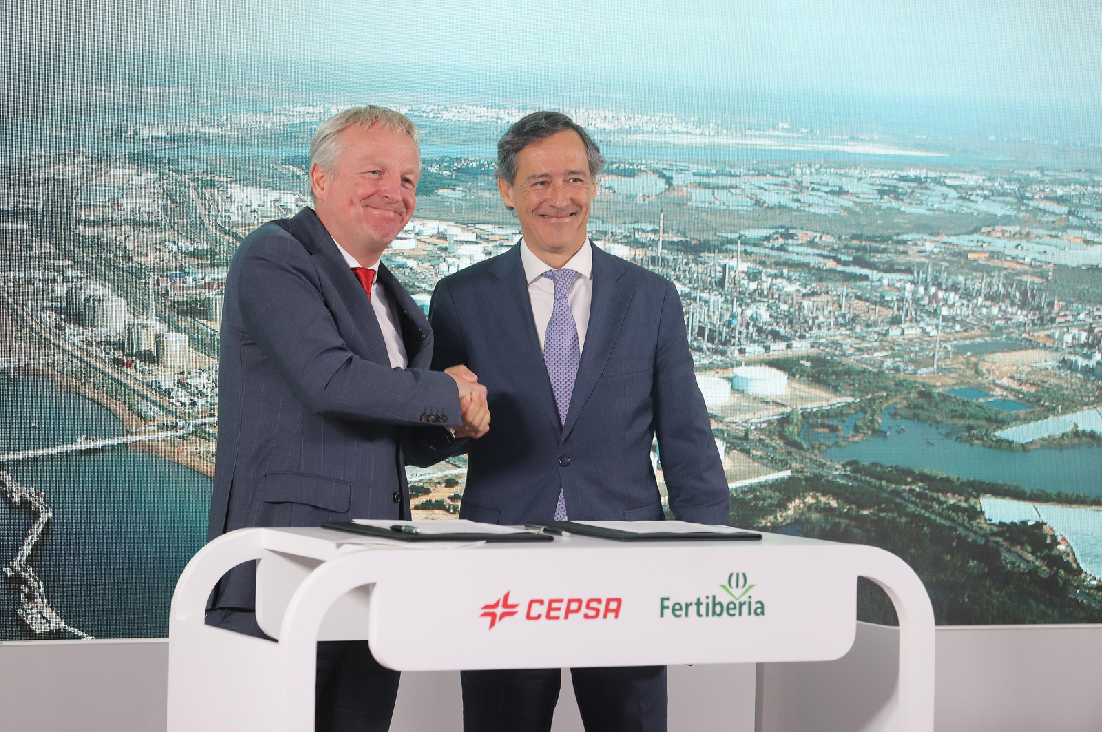 Imágenes de la firma del acuerdo entre Cepsa y Fertiberia para implantar el anillo de hidrógeno verde en Huelva