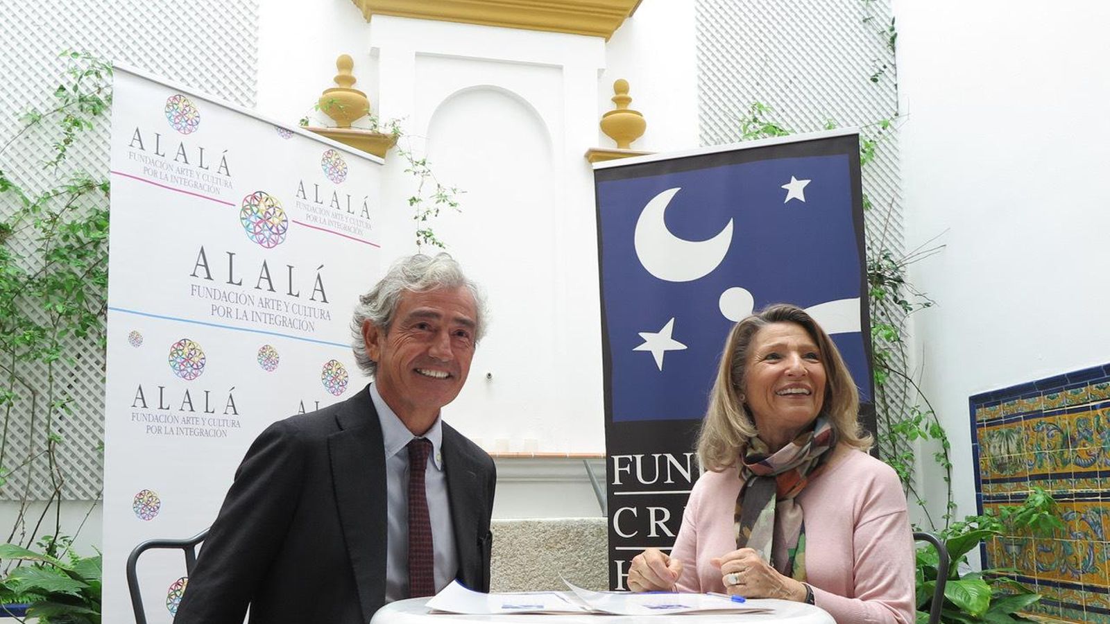 José María Pacheco y Cristina Heeren en el momento de la firma del acuerdo.