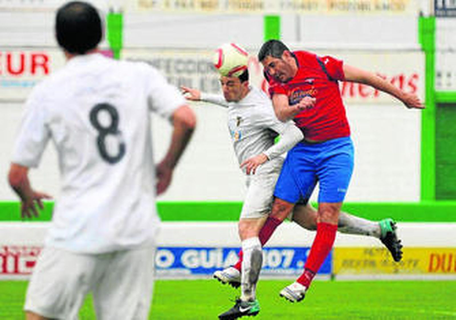 Castilla (d) salta con el jugador del Pozoblanco Hugo Díaz.