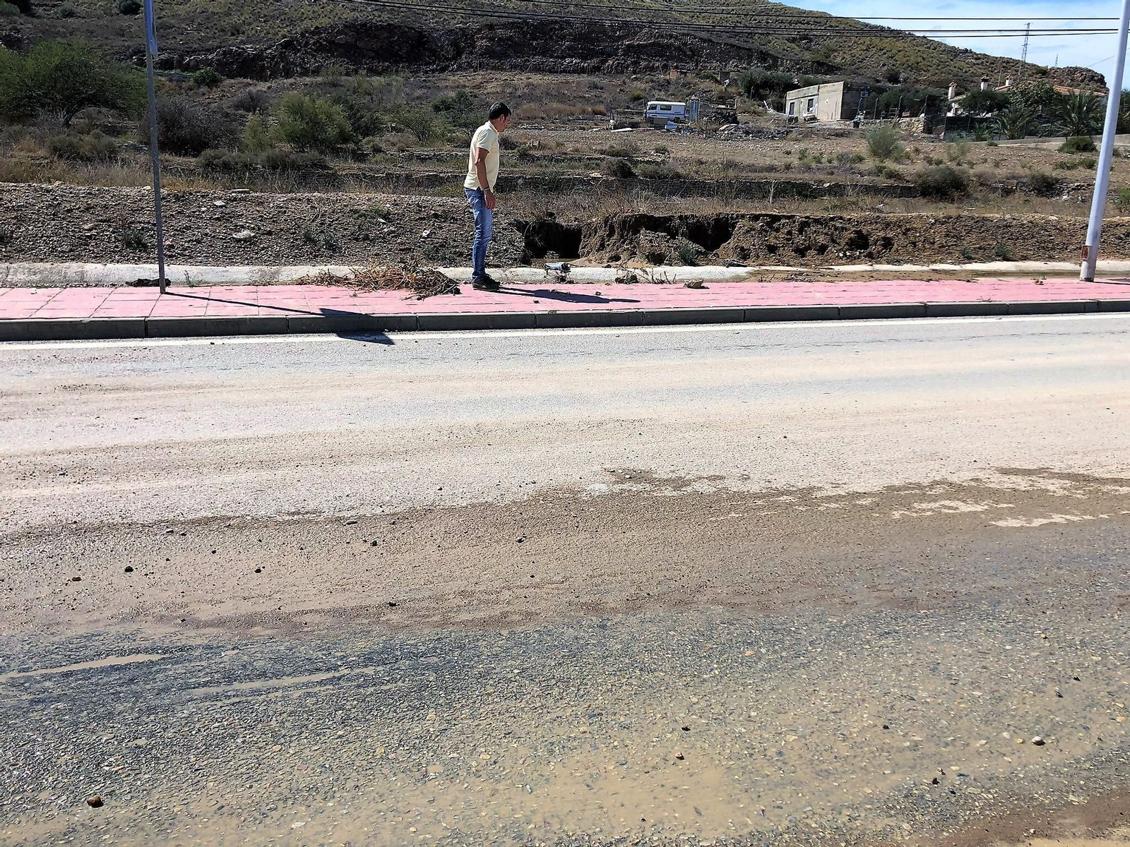 Reyes revisando incidencia de las lluvias.