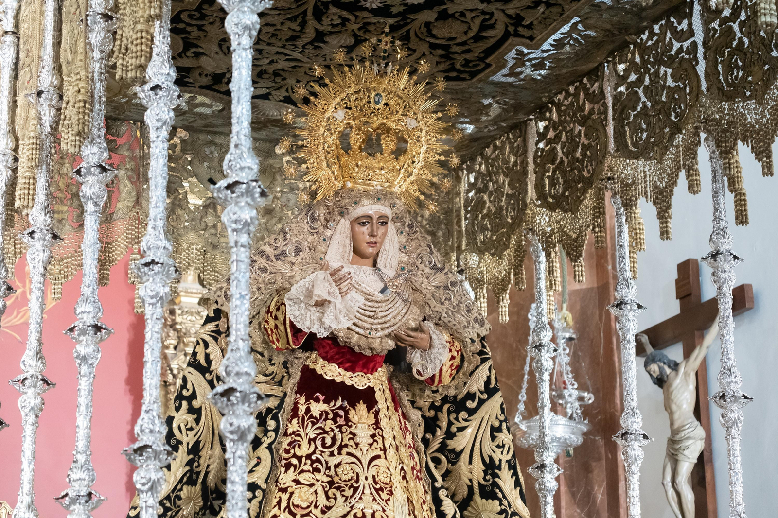 La Esperanza de Triana en su paso de palio, en imágenes