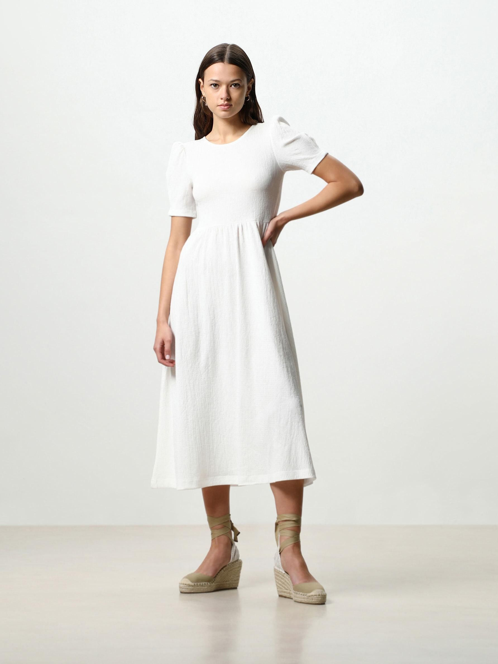 Vestido blanco de Lefties.