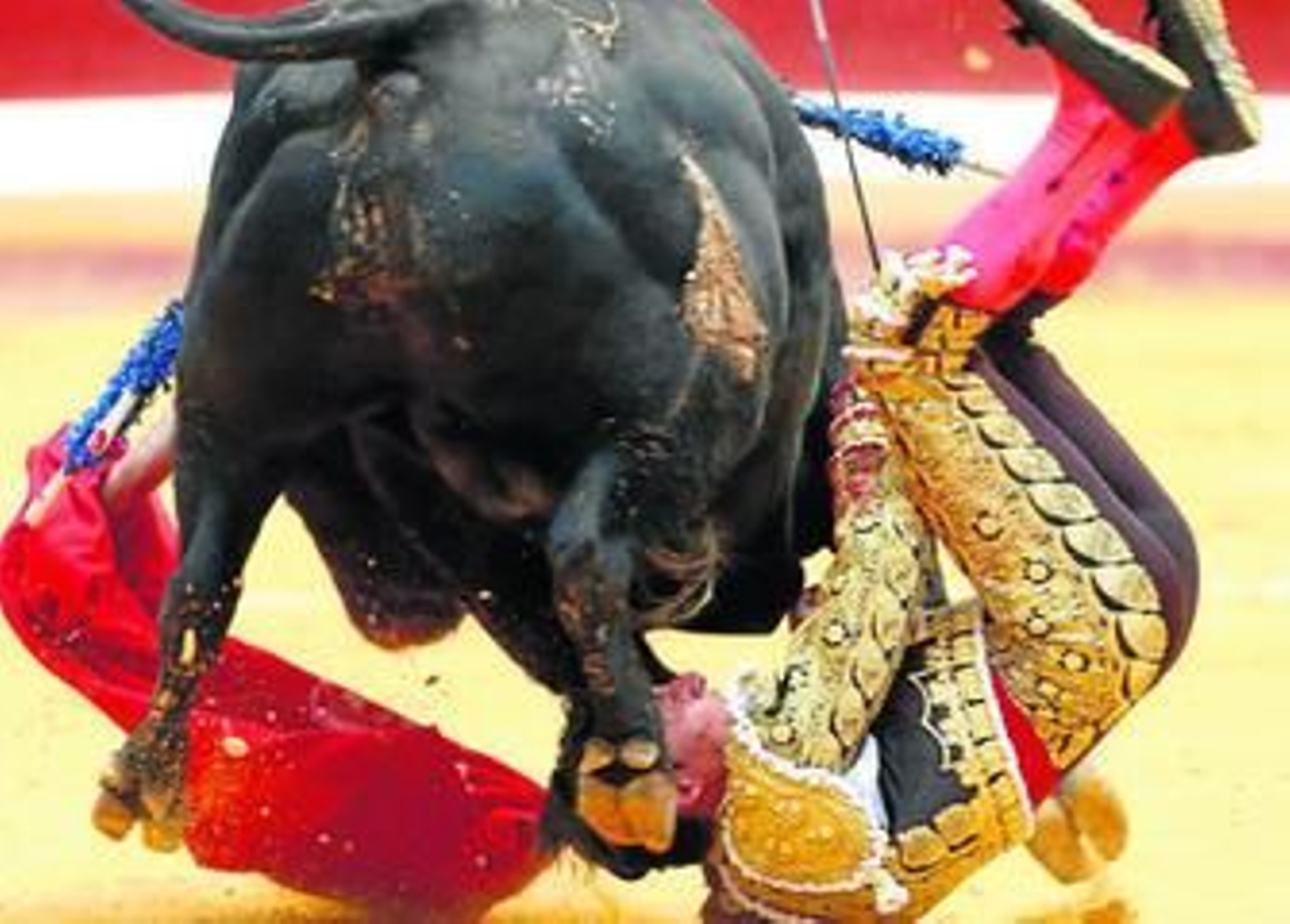Diego Urdiales fue cogido por su segundo toro, recibiendo un tremendo pezuñazo.