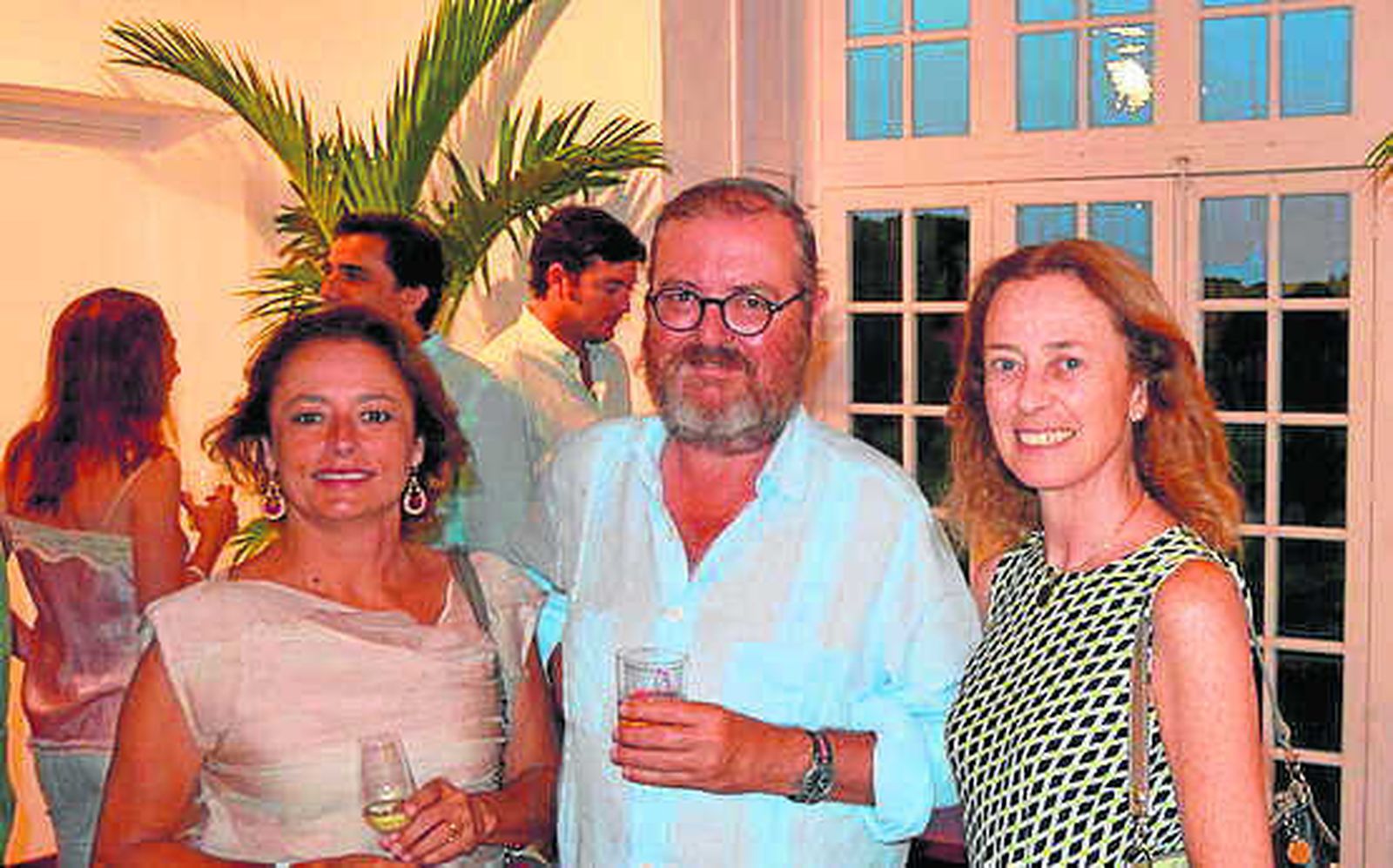 María Rivero, Guillermo Rebuelta y María Baza, contemplando la pintura de Cristina Rebuelta.

Foto: Ignacio Casas de Ciria