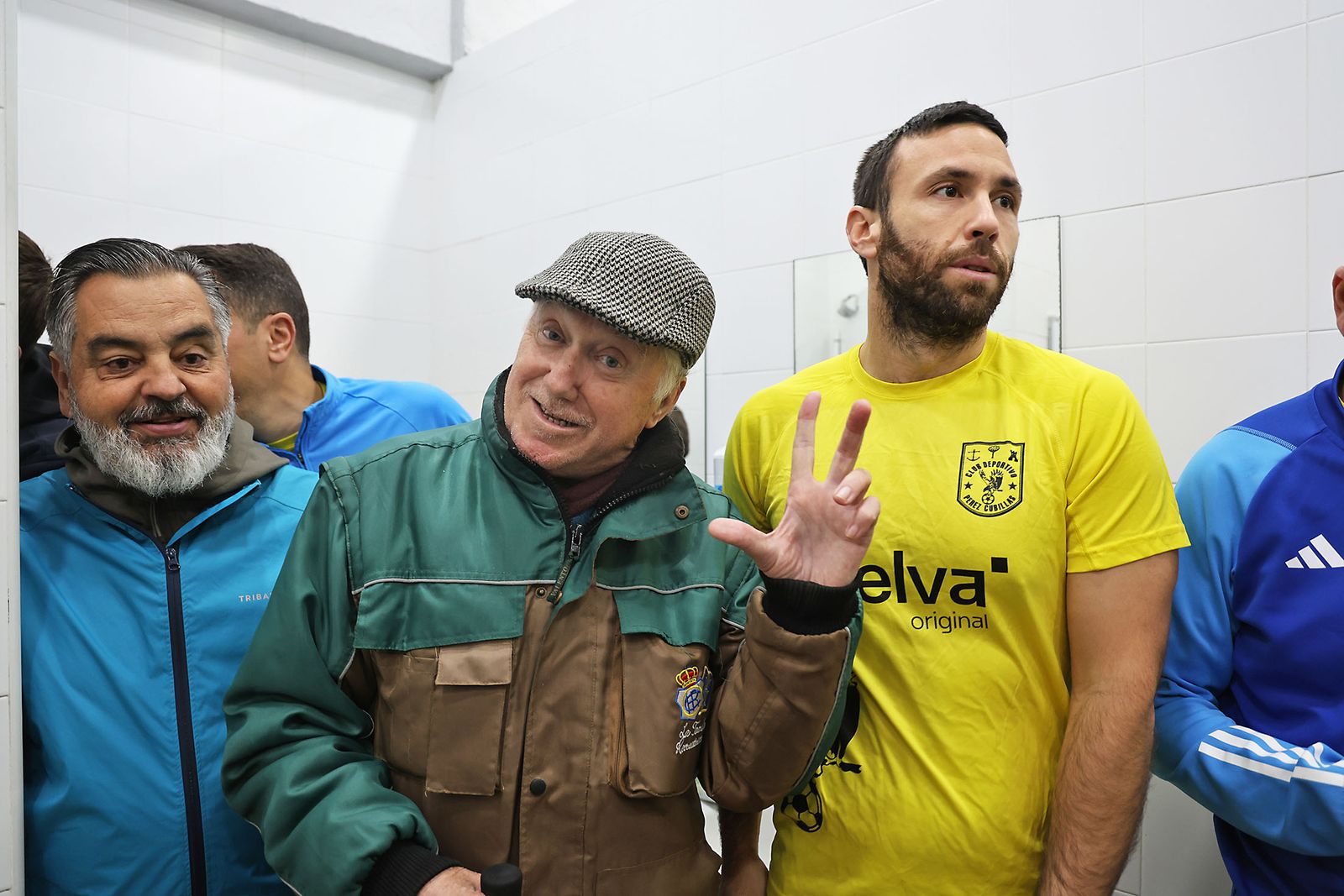 Periodistas y políticos disputan su tradicional partido navideño de fútbol