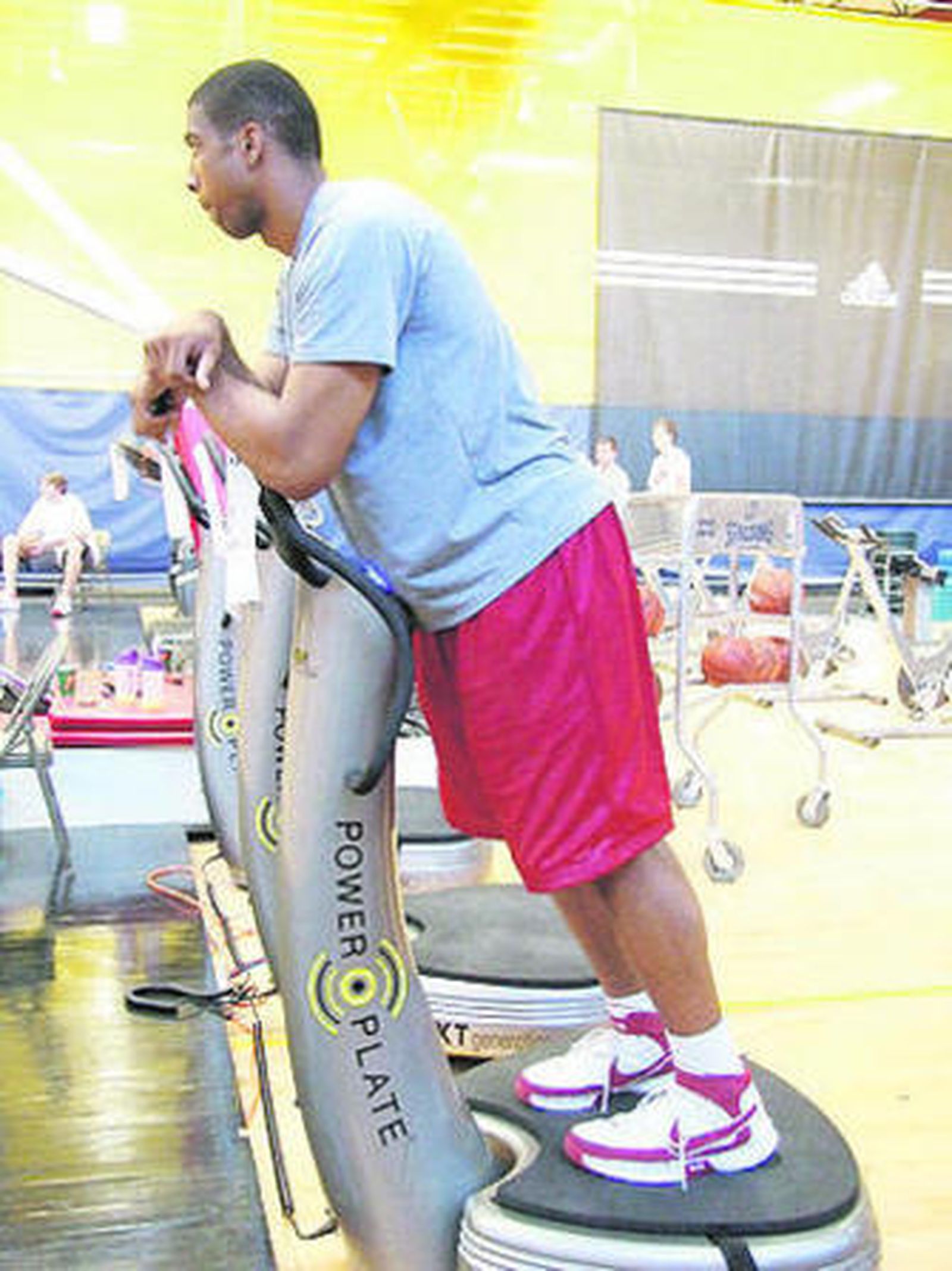 Richard Hendrix se ejercita para cuidar su forma física.