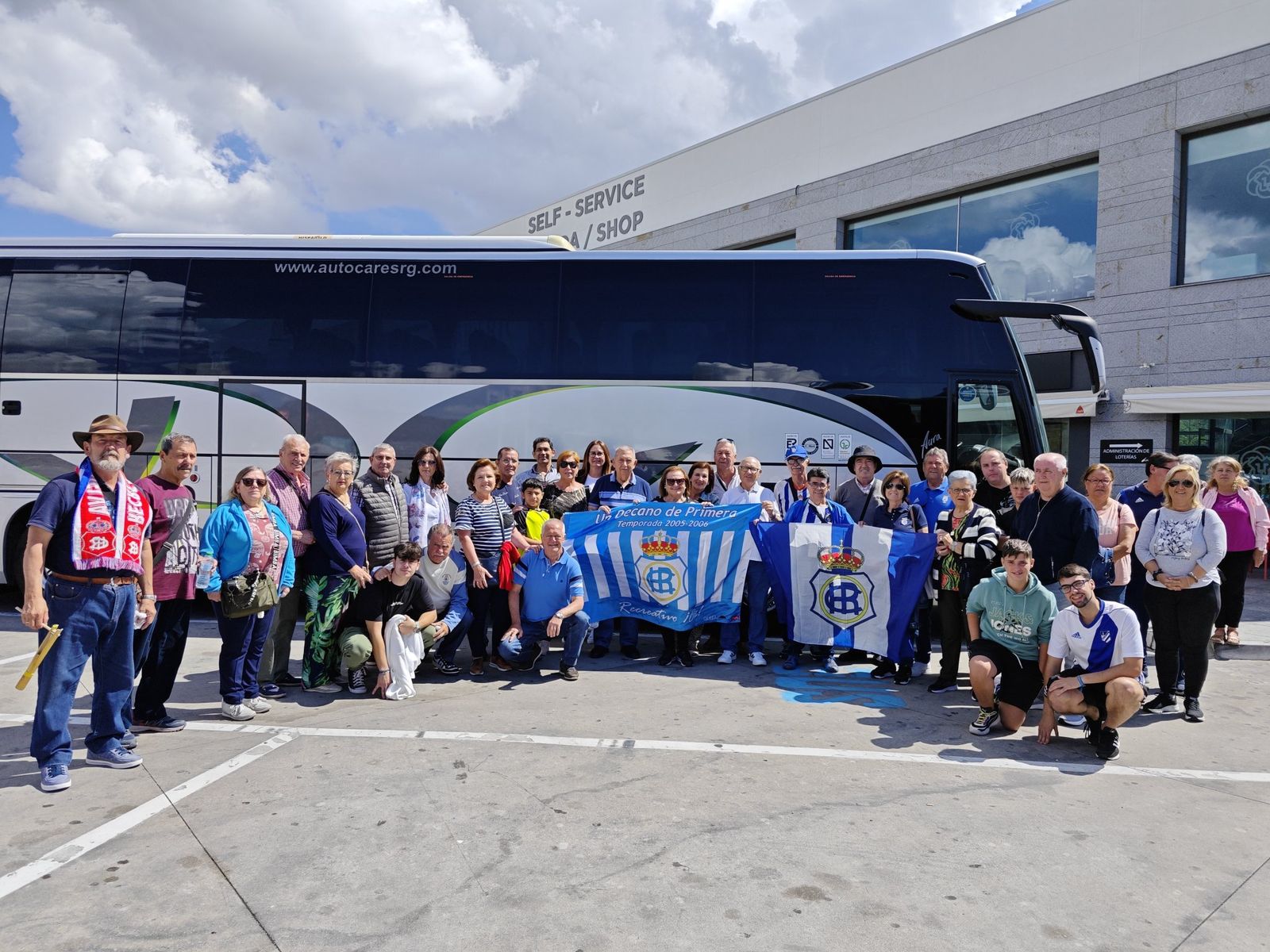La peña Charles Adam camino de Cáceres para acompañar al Recre