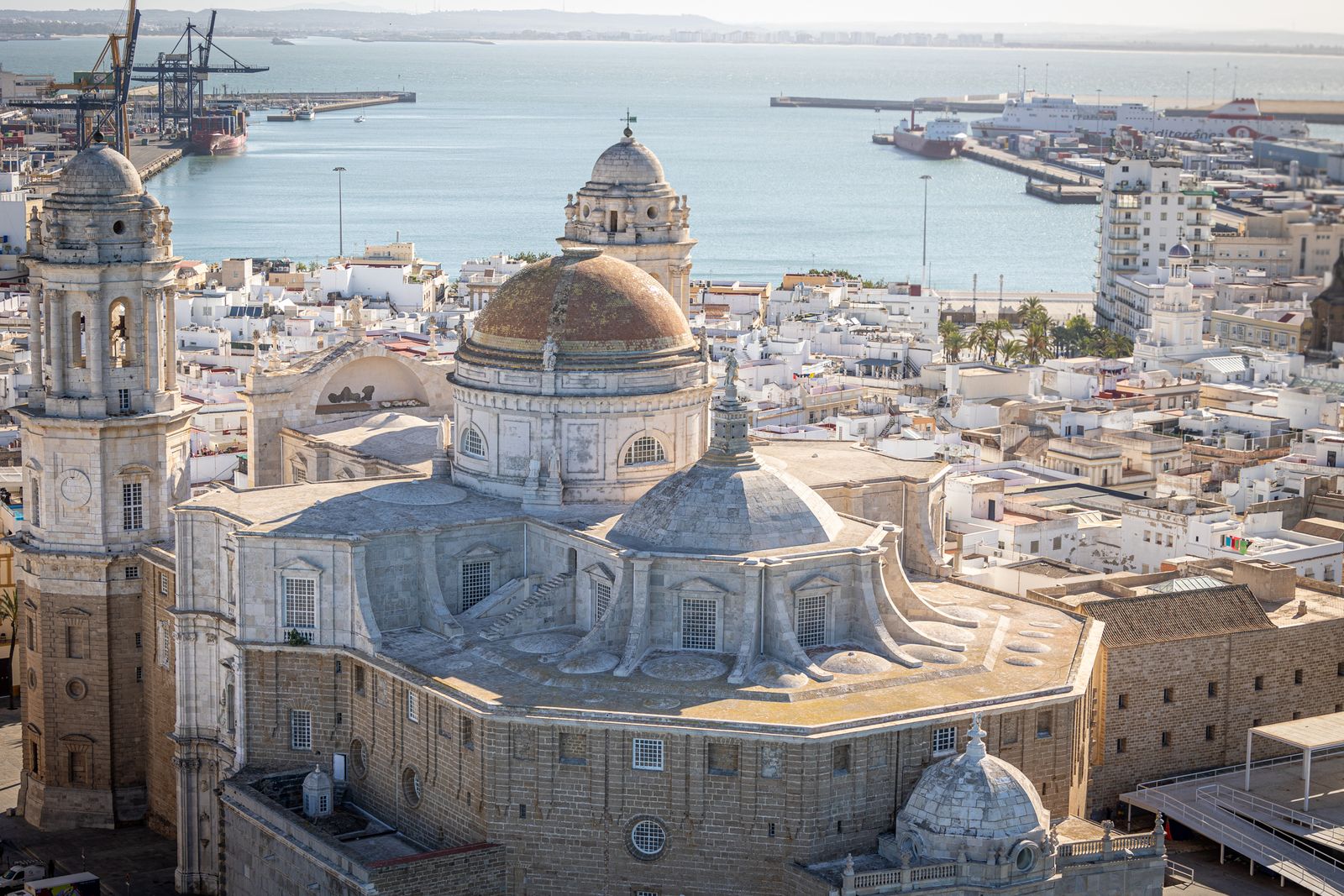 Imágenes del vuelo de despedida de los 'Sea King'  de la Quinta Escuadrilla de la FLOAN de la Armada por la Bahía de Cádiz