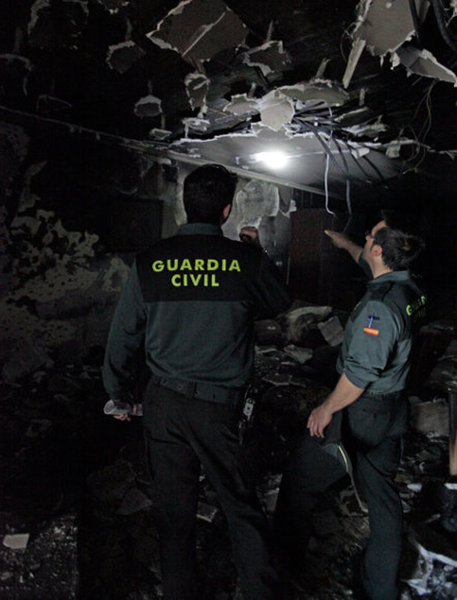 Cinco guardias civiles heridos en un fuego al salvar a dos mujeres