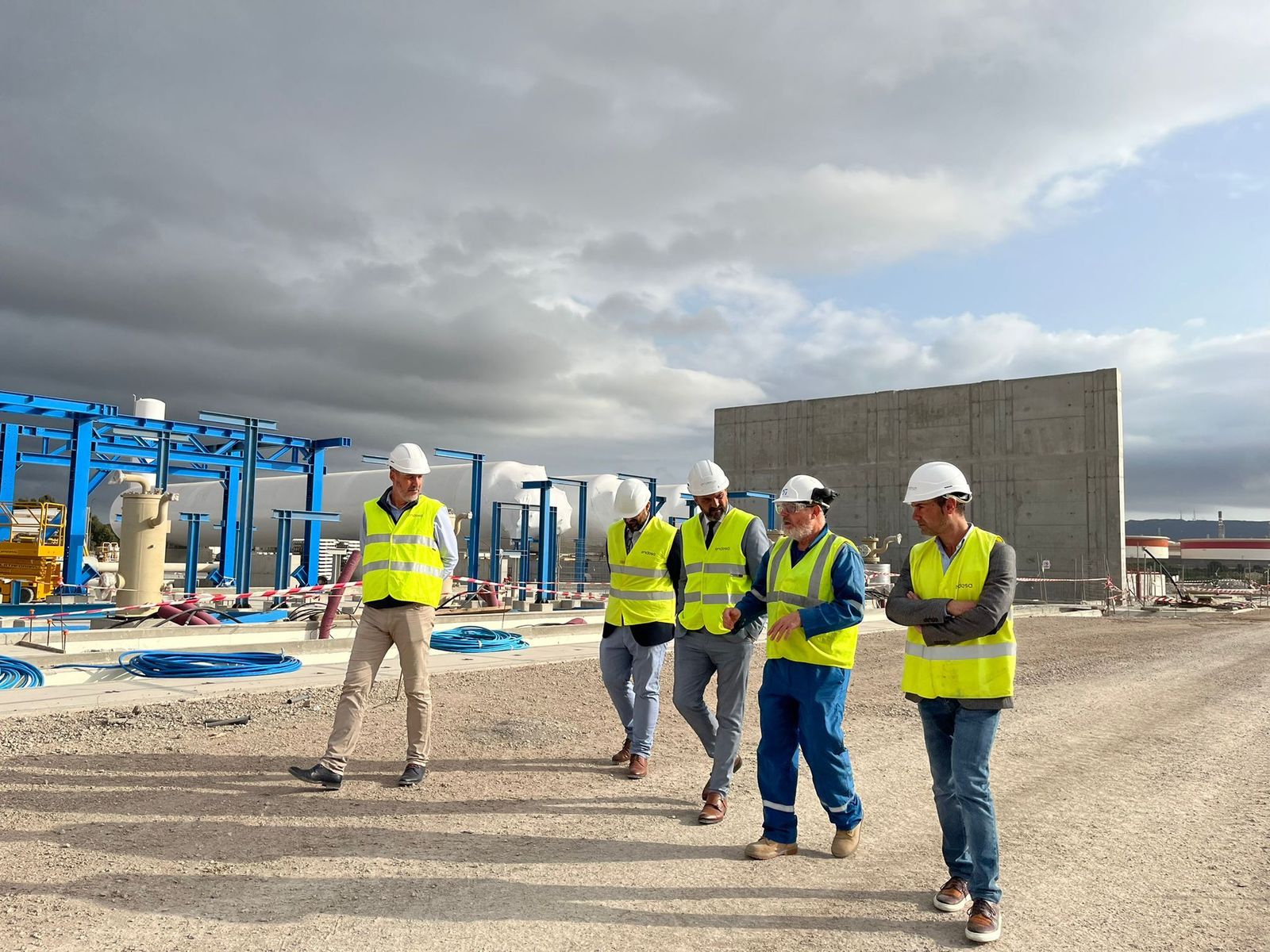 Miguel Alconchel visita la terminal de suministro de GNL de Endesa
