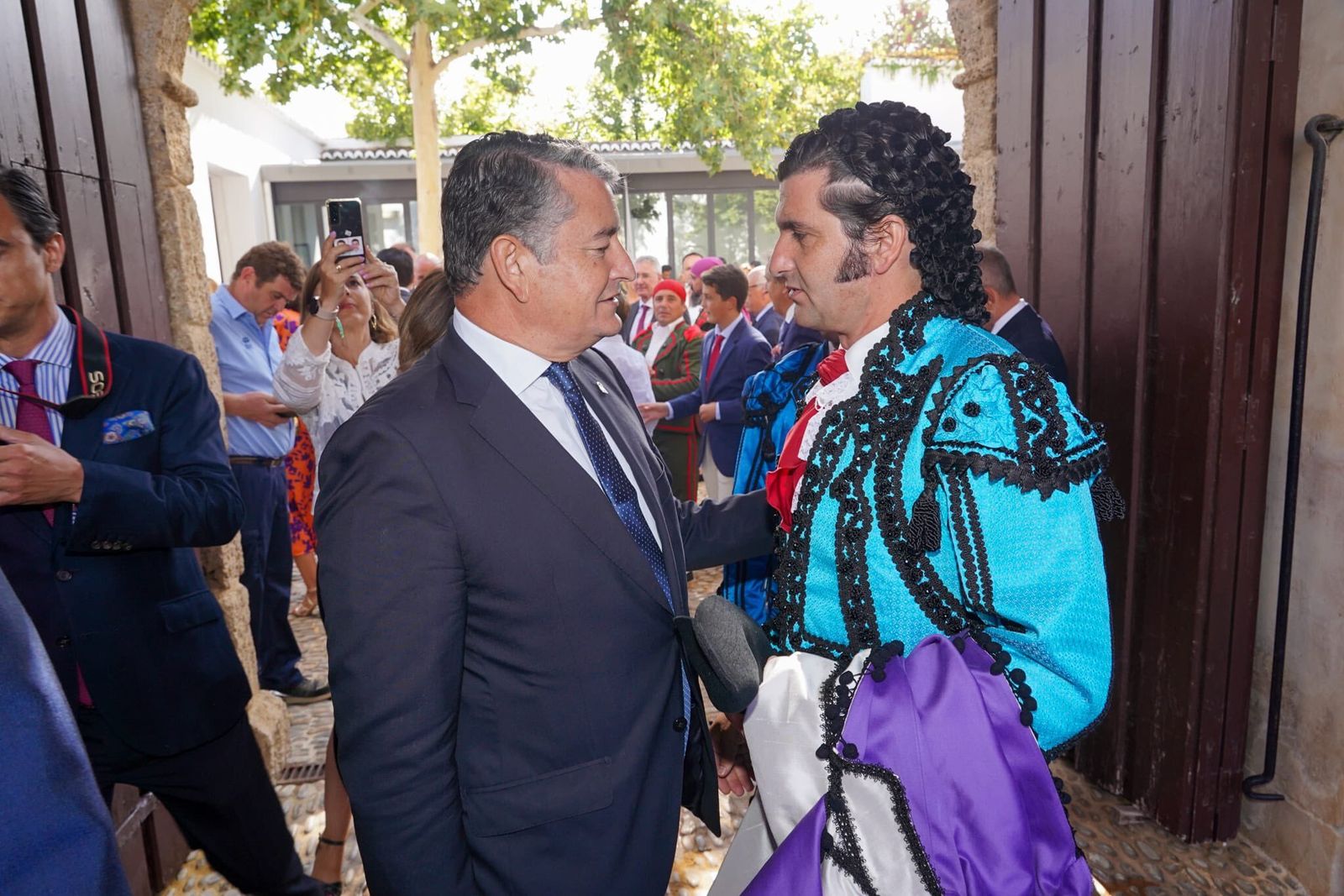 El consejero Antonio Sanz junto a Morante de la Puebla en la última Goyesca de Ronda.