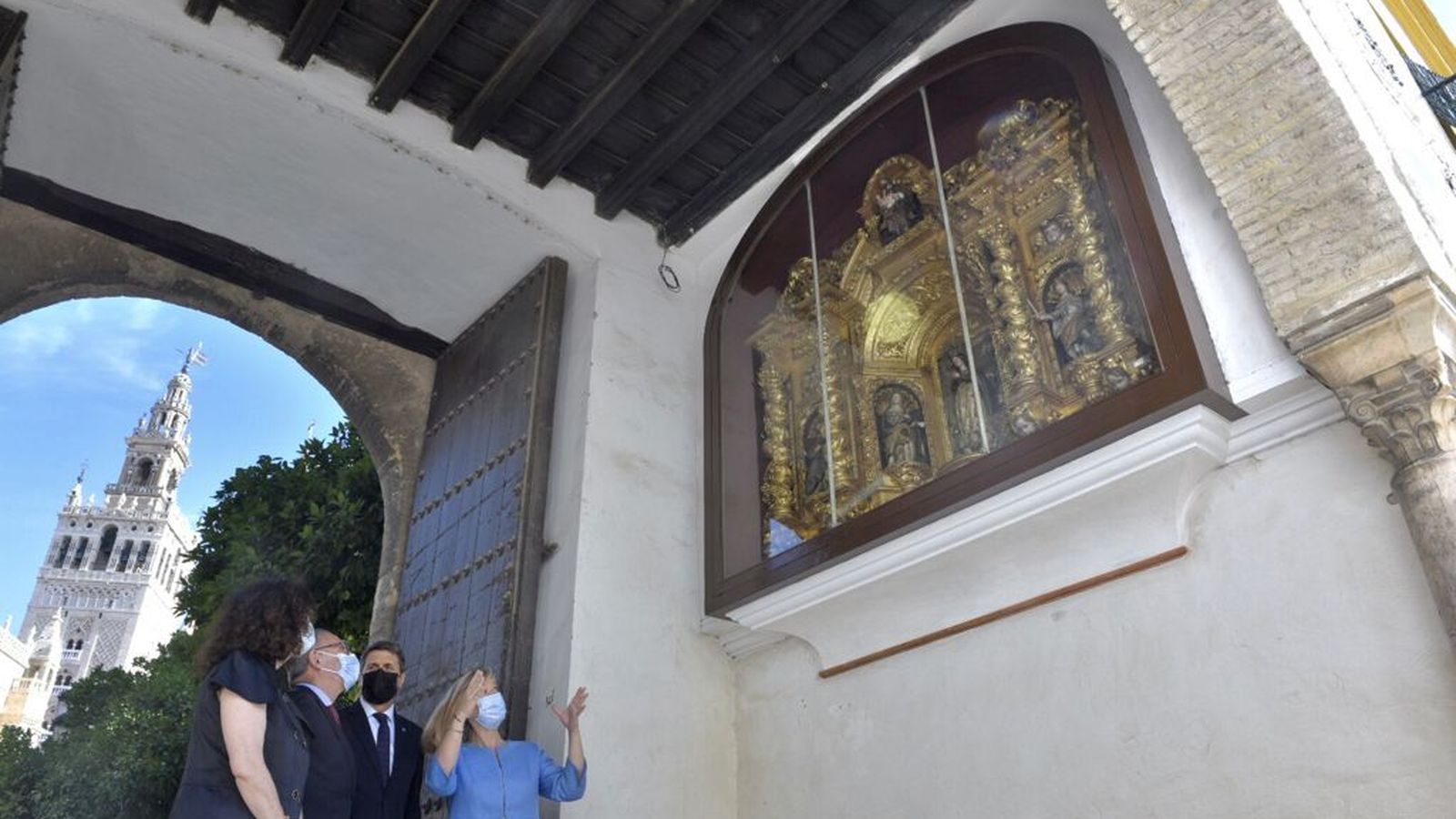 El retablo de la Inmaculada, situado a la entrada del Patio de Banderas.
