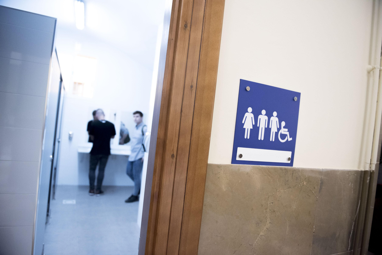 Aseos en Ciencias Políticas con la nueva señalética para los baños de accesibilidad universal.