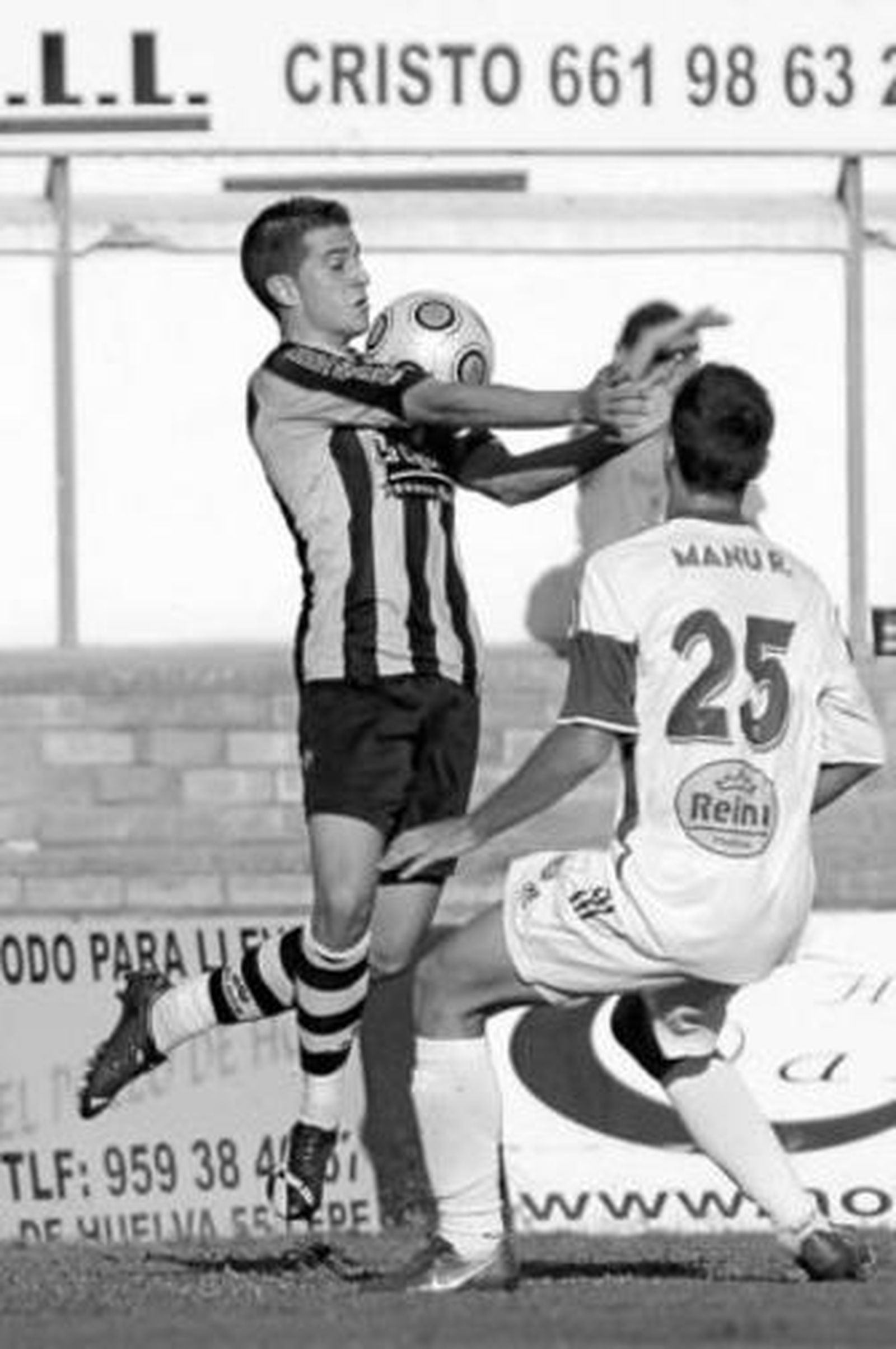 Villar controla el balón con el pecho ante Manu, jugador del Caravaca, durante el choque del domingo.