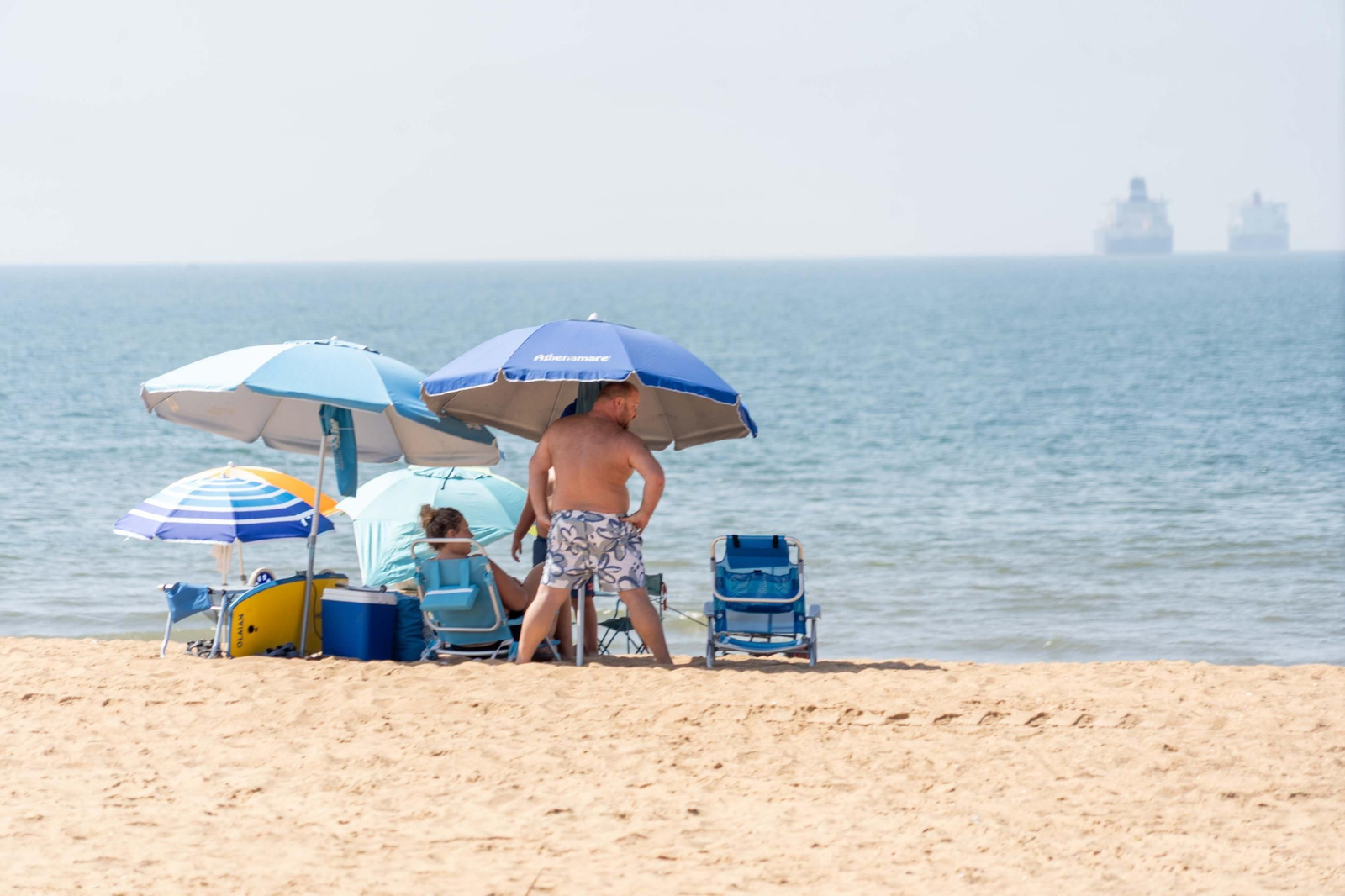 Una mañana de domingo en El Espigón, la playa de Huelva capital.