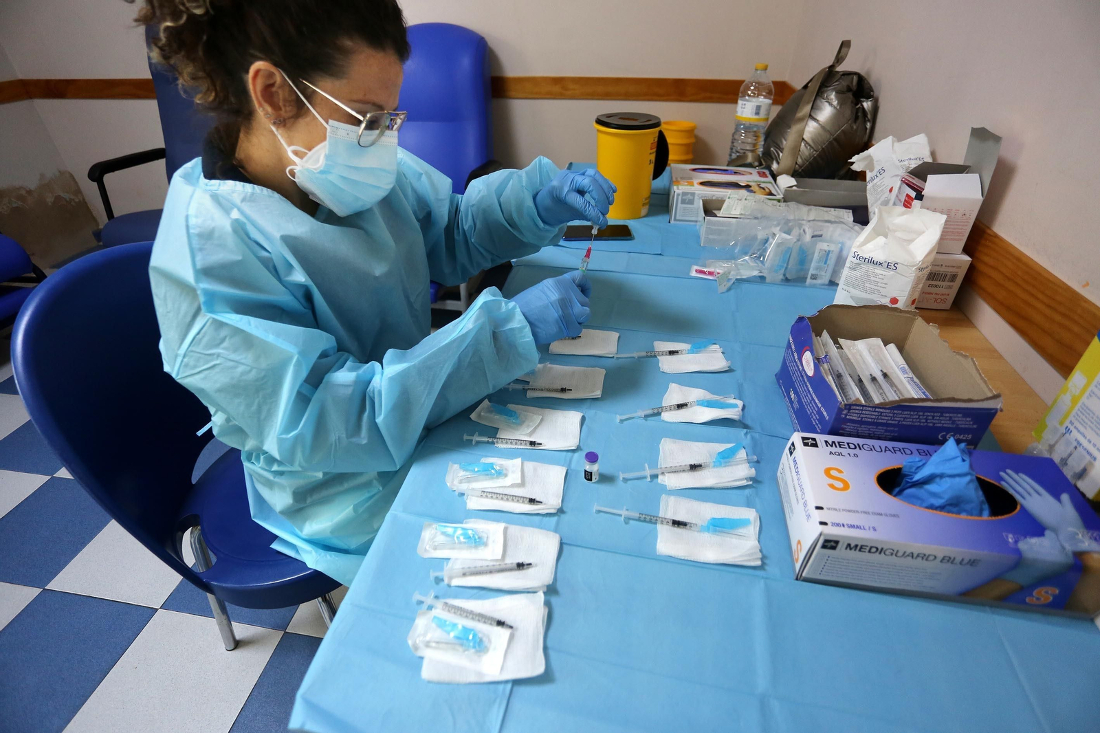 Una sanitaria prepara una de las vacunas del Covid-19 en el hospital de Jerez.