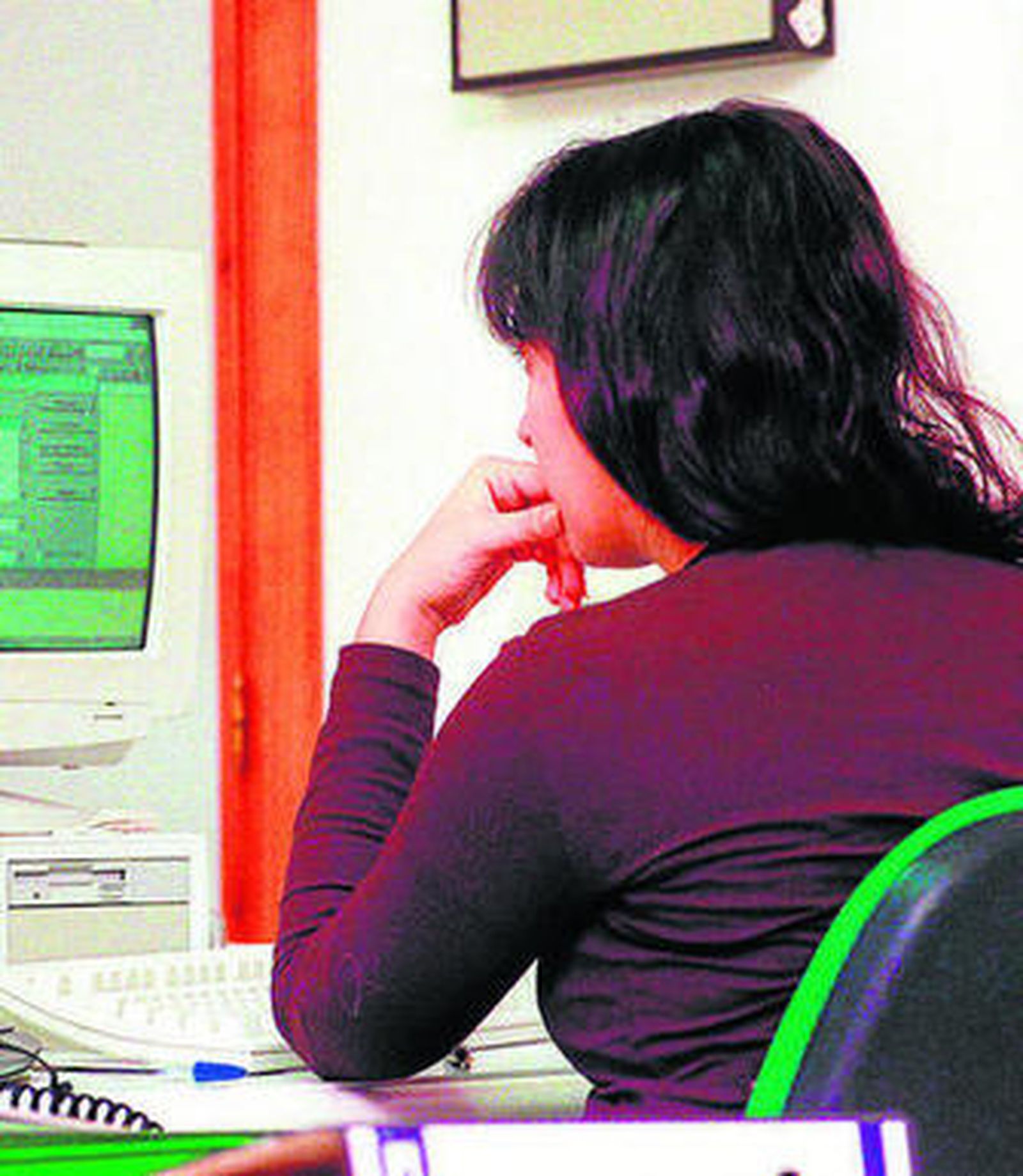 Una mujer trabaja en una oficina.