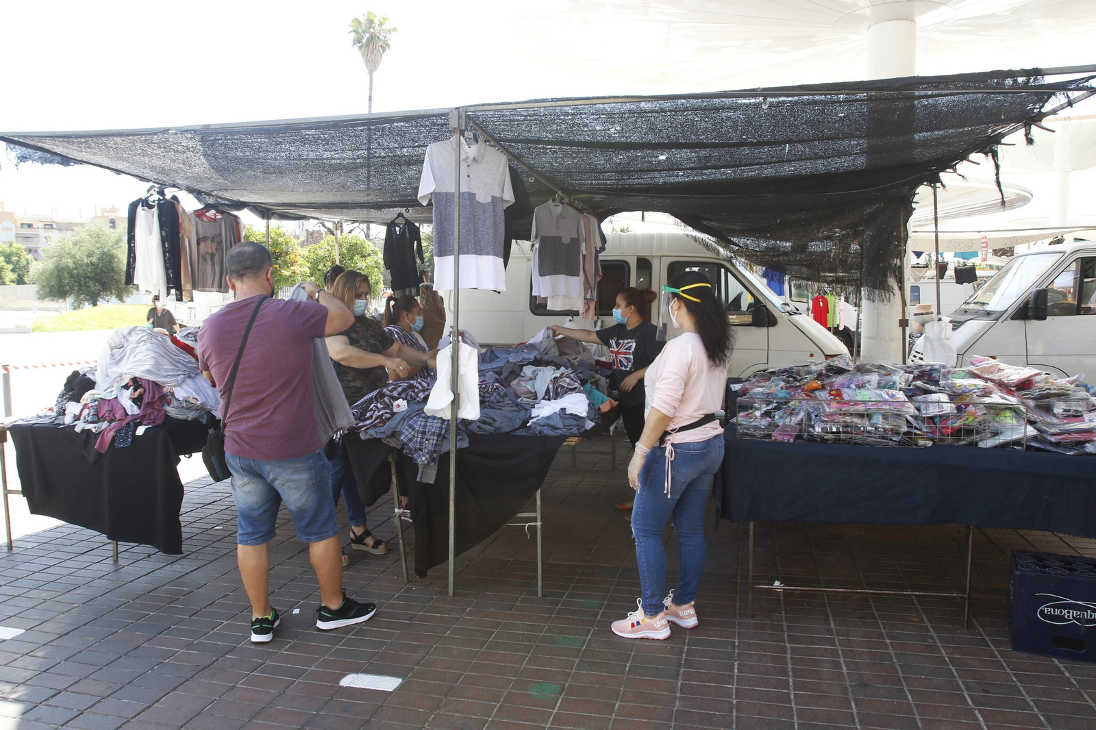 El regreso de los mercadillos de Córdoba tras la crisis del coronavirus, en fotos
