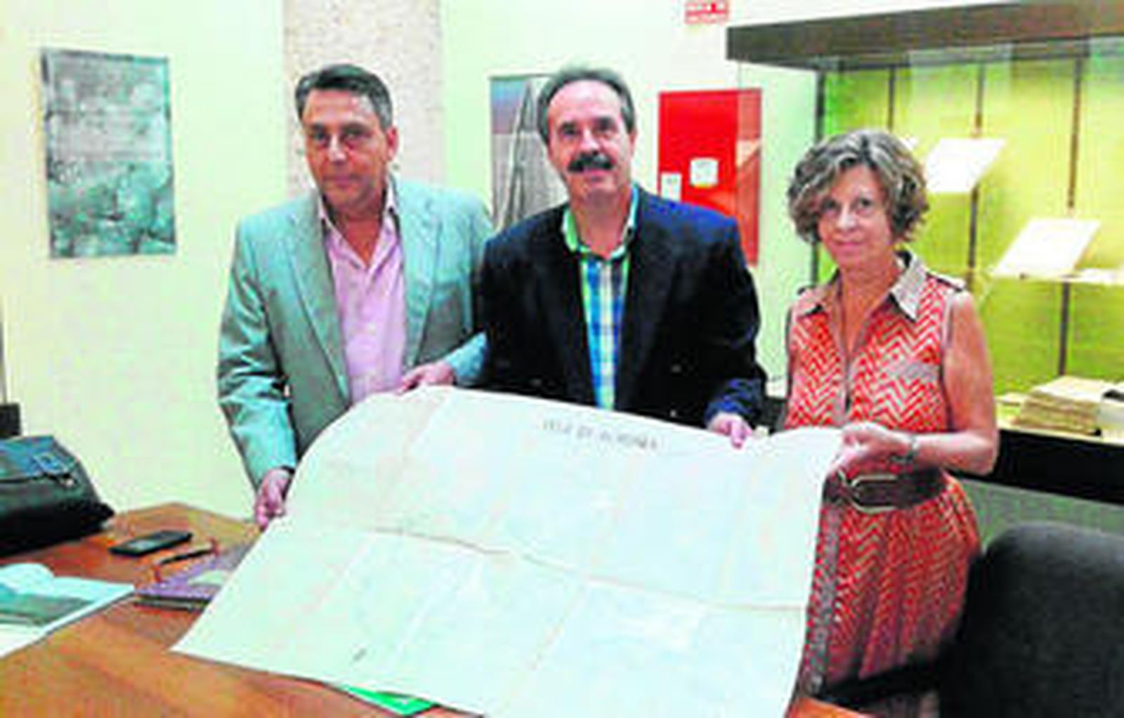 El delegado de Cultura, Alfredo Valdivia junto a María Luisa Andrés y Alfonso Viciana.