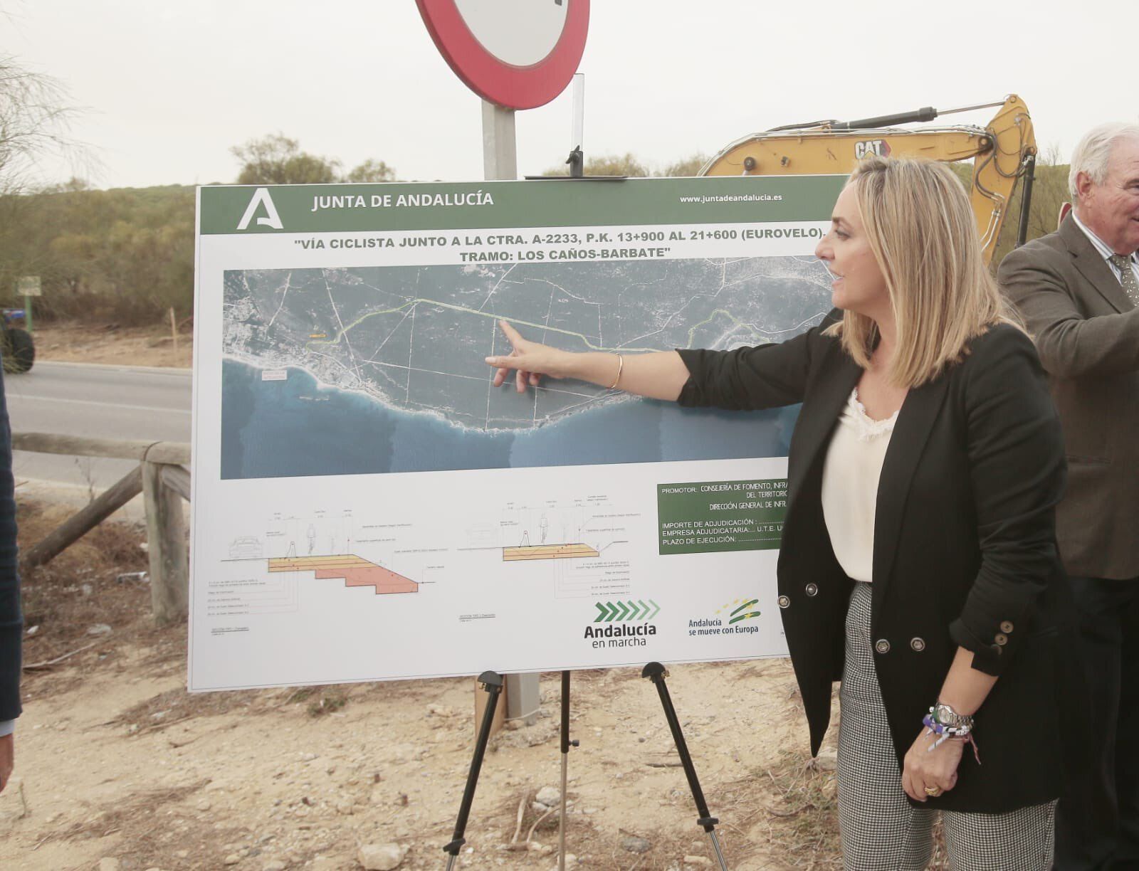 La consejera Marifrán Carazo en la inauguración de las obras del tramo Los Caños-Barbate.