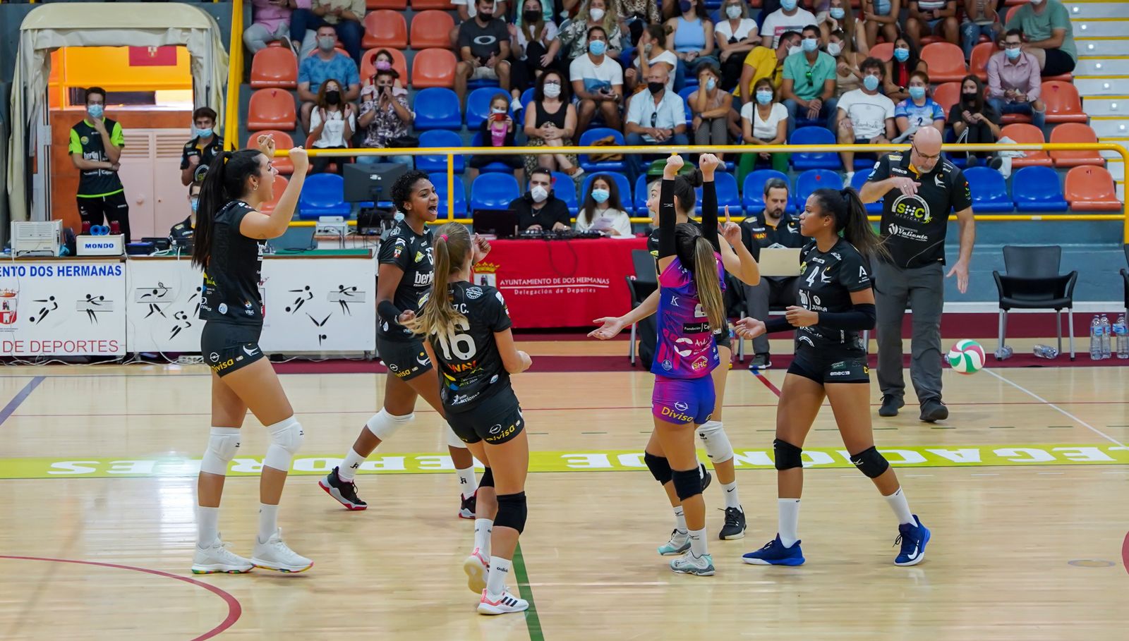 Las jugadoras del CAV Esquimo celebran un punto en un partido.