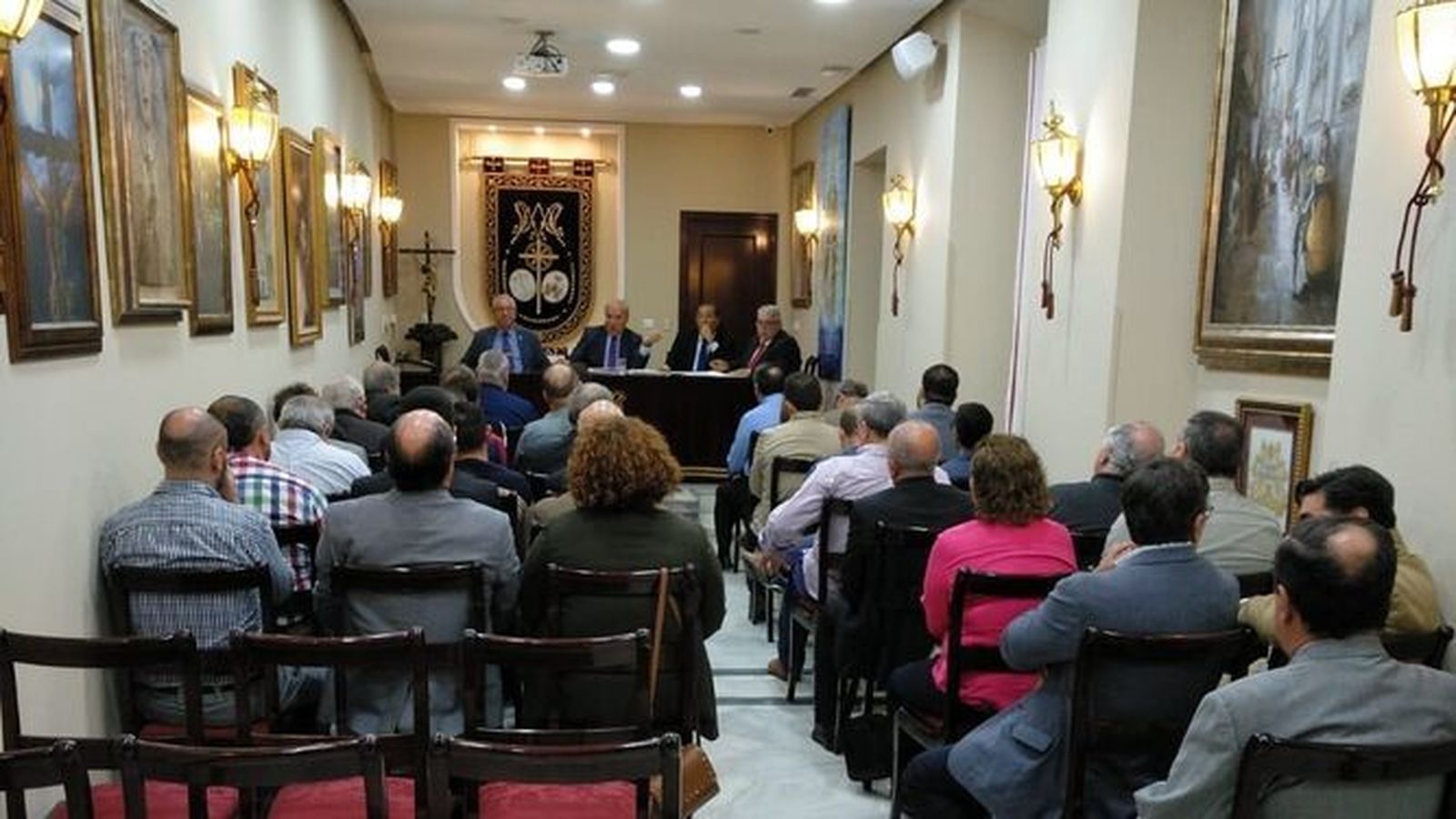 Pleno de hermanos mayores en la sede del Consejo de Hermandades.
