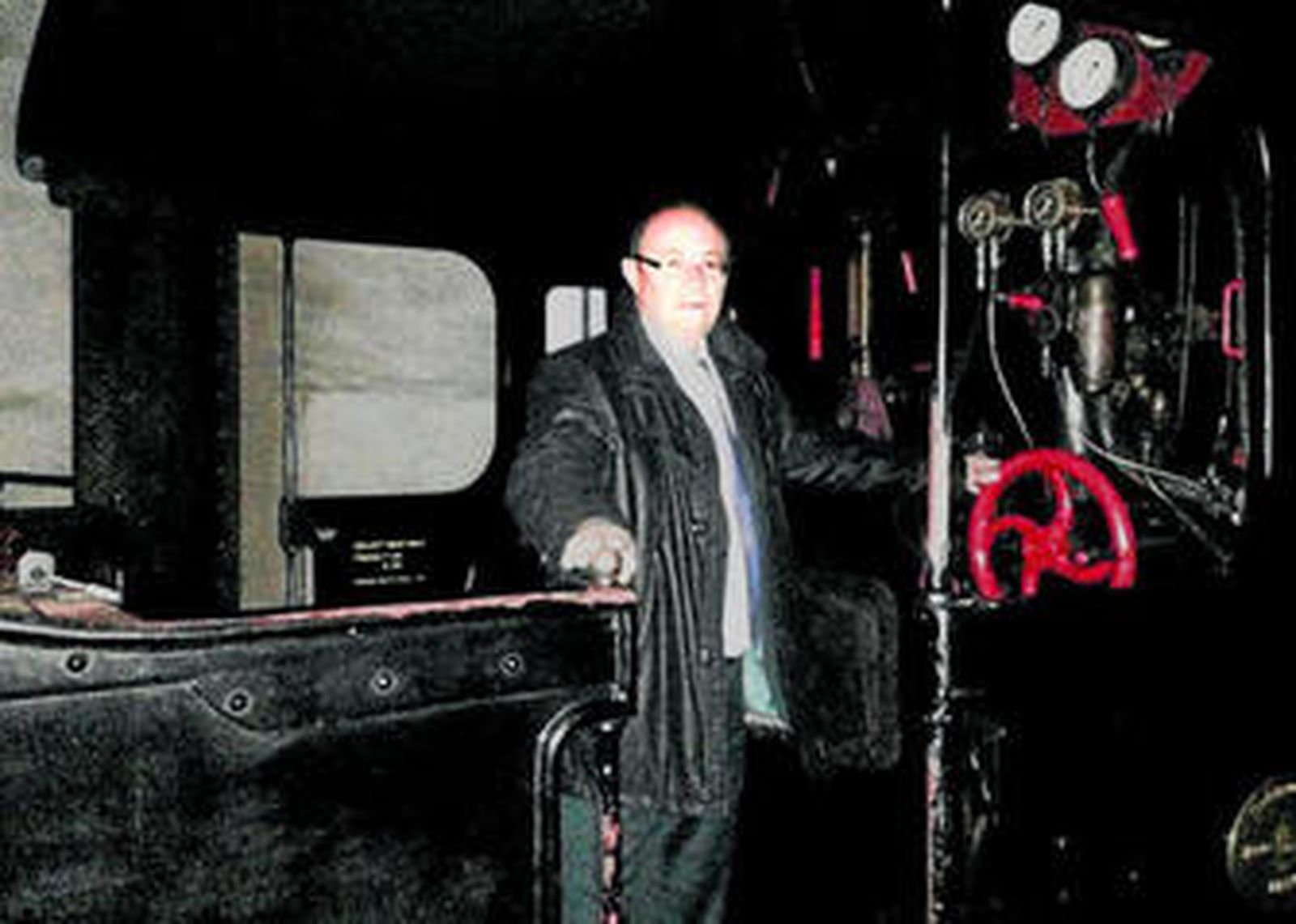 José Antonio González Alcalá, alcalde de Guadix, junto a la locomotora.
