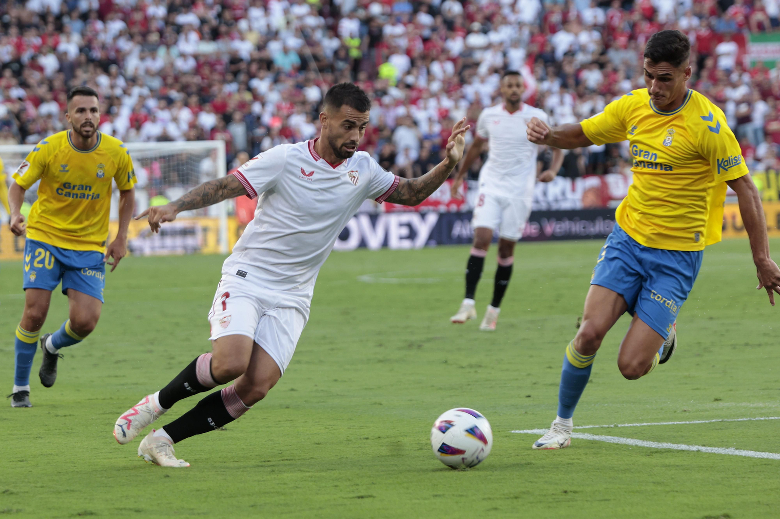 Suso encara a Cardona durante el Sevilla - Las Palmas