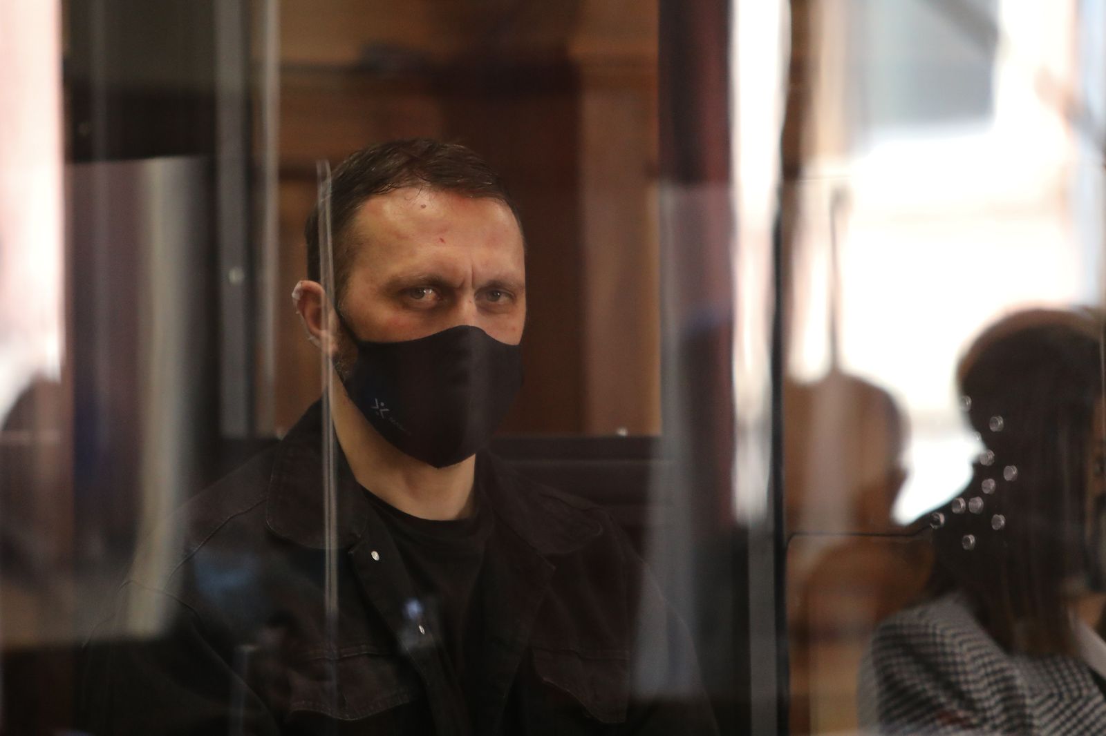 El acusado Norbert Feher, alias 'Igor el Ruso' declara en una cabina de cristal blindado.