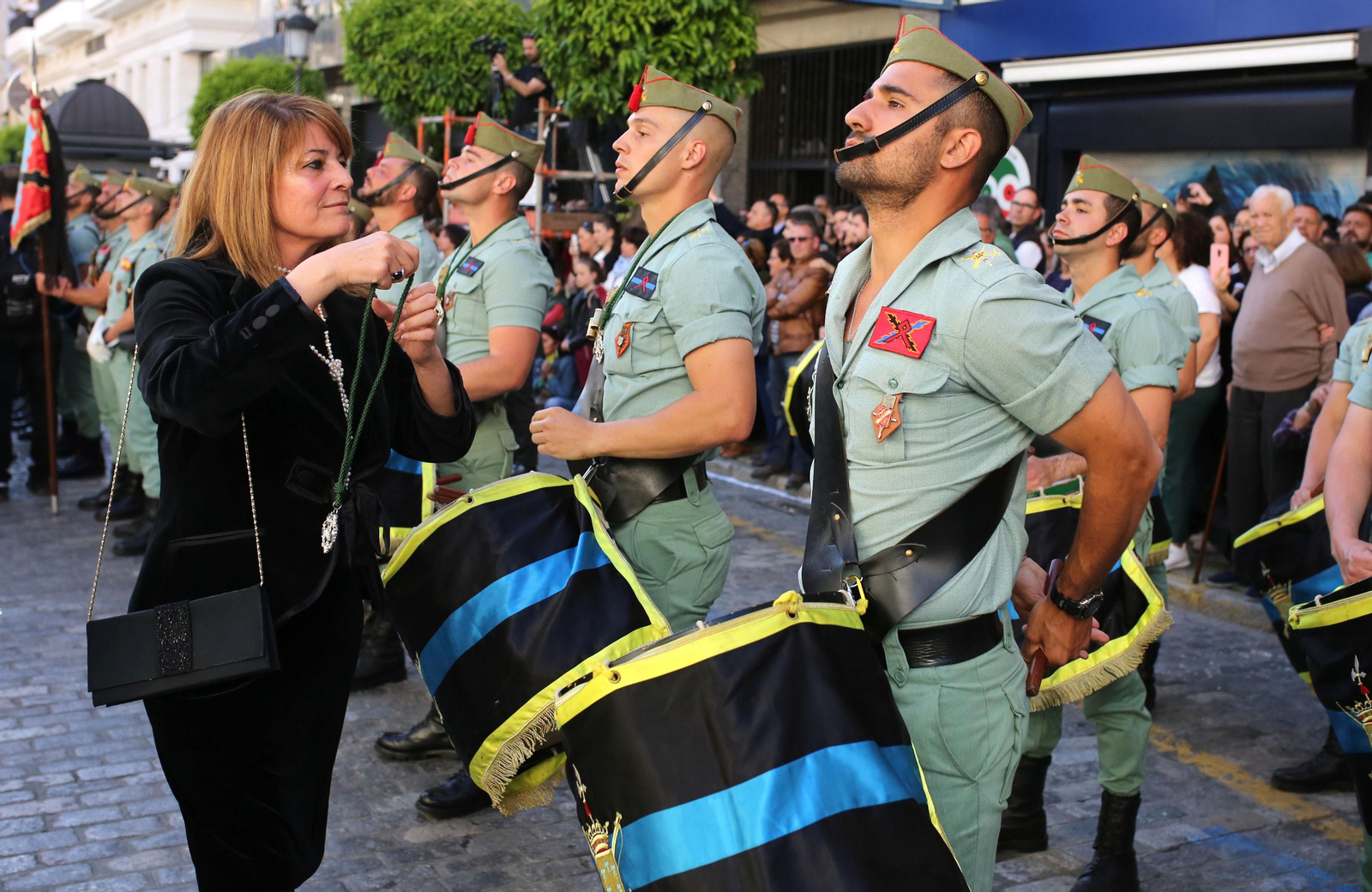 Procesión del Cristo de la Vera Cruz, escoltado por la Legión en las calles de Huelva