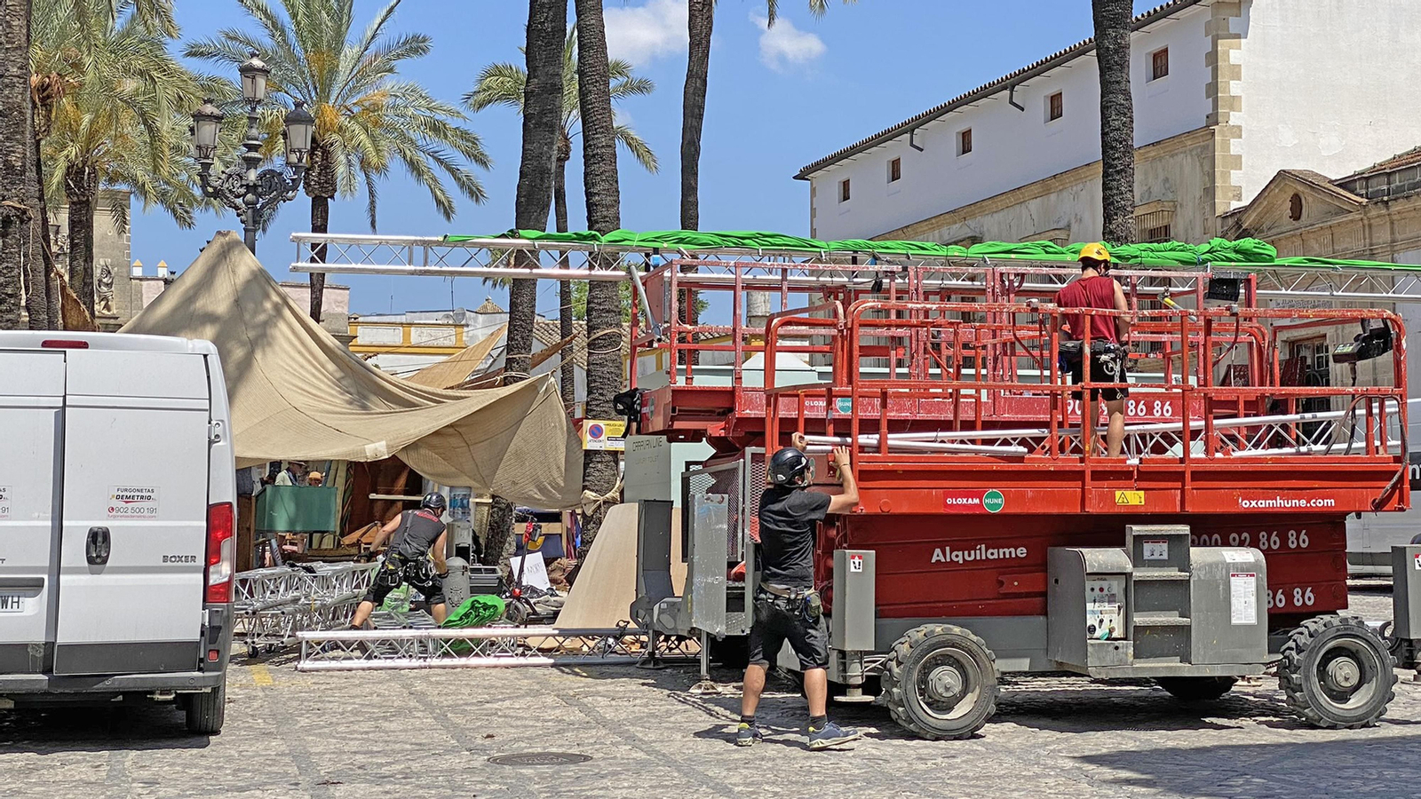 Preparativos del rodaje de la serie de Disney+ en la Plaza del Mercado.