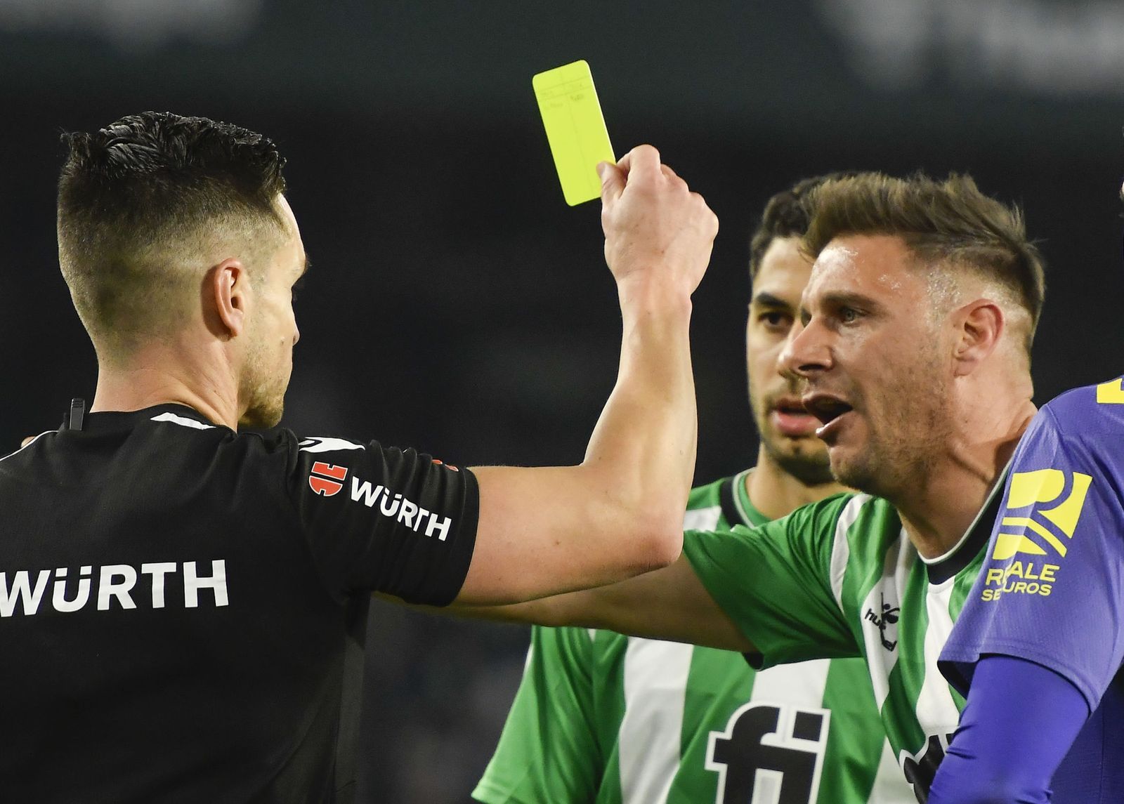 Del Cerro Grande amonesta a Joaquín tras haber expulsado a Luiz Felipe.