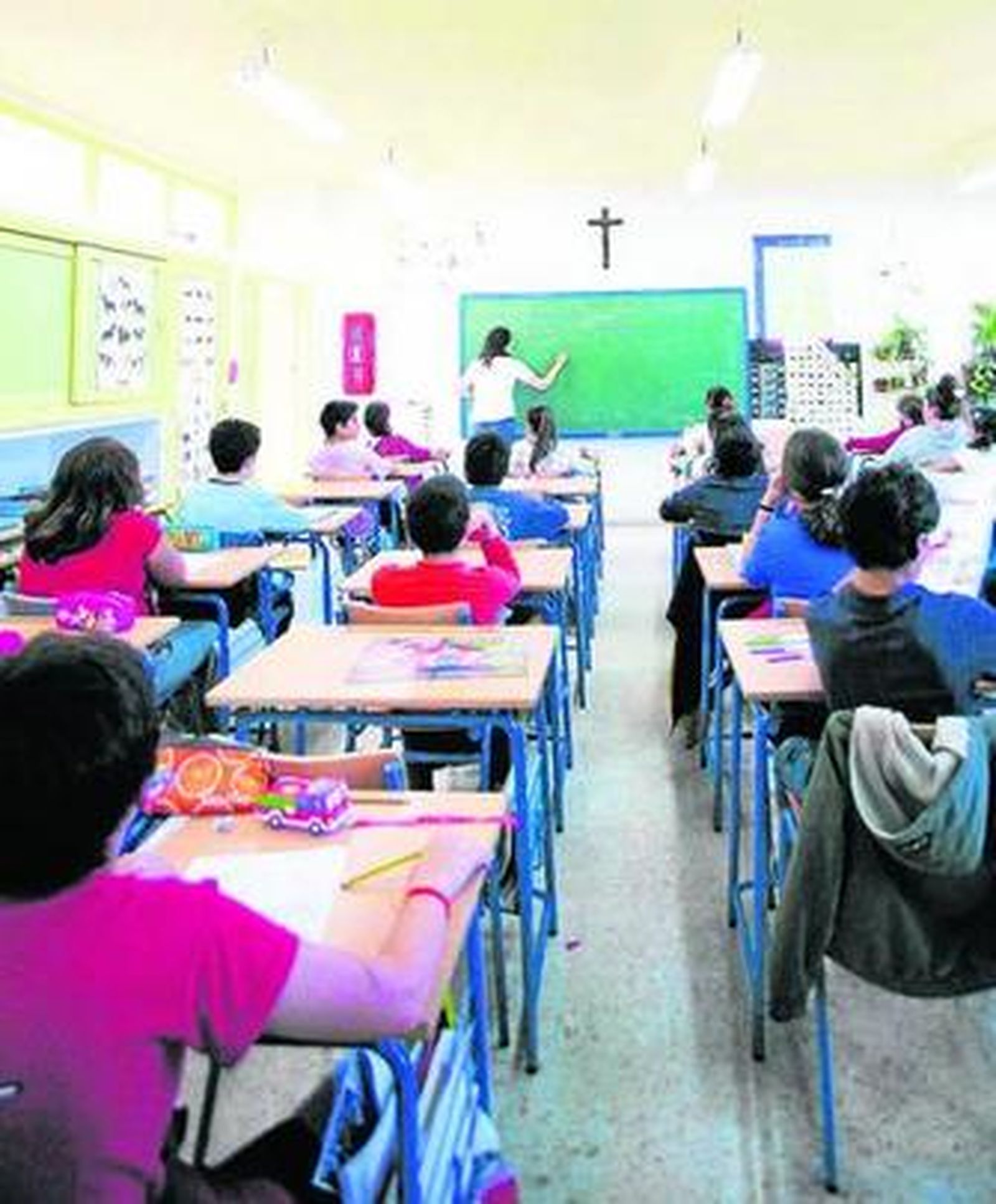 Un profesor imparte clase en un centro educativo de la provincia.