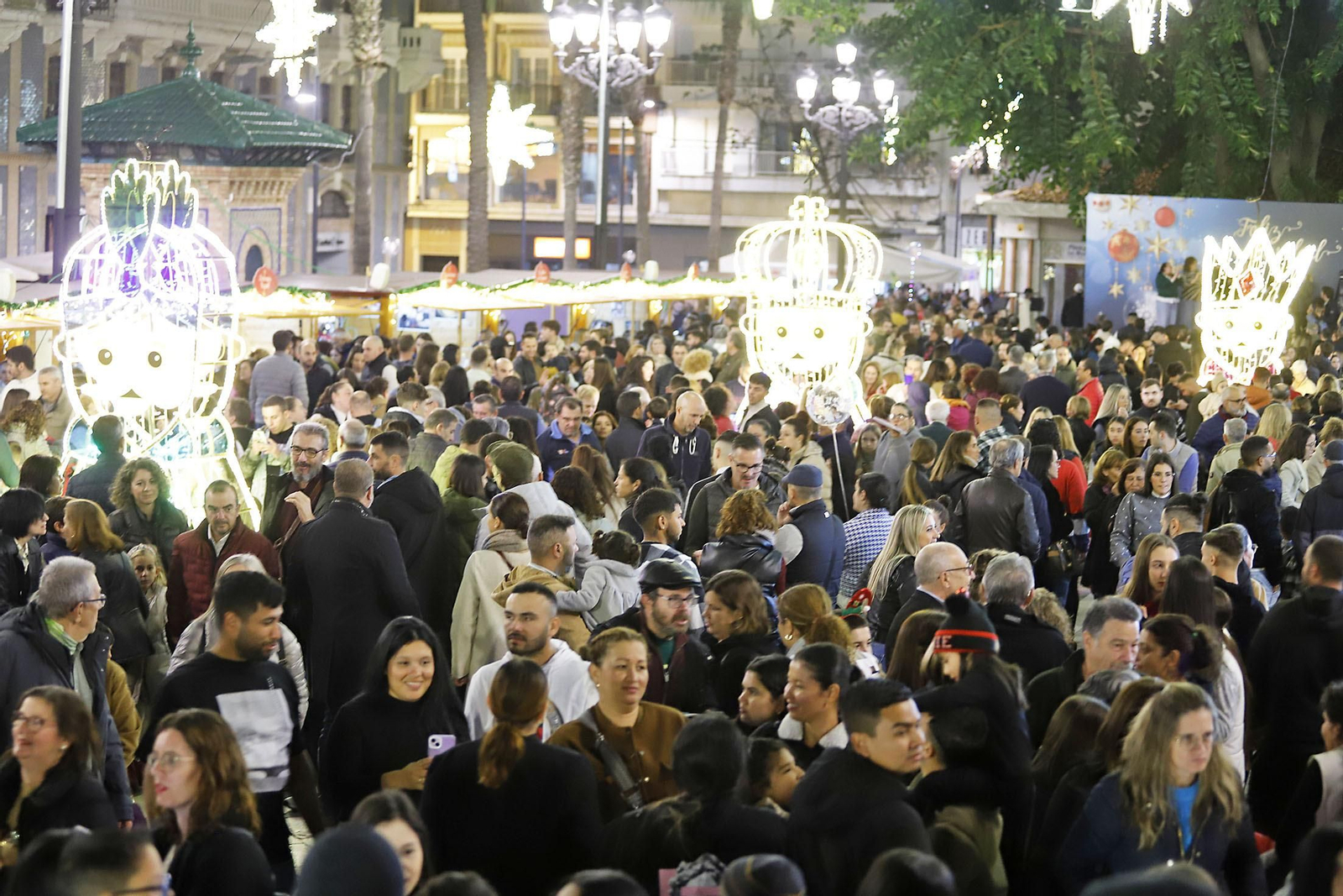 Imágenes del alumbrado navideño en las calles de Huelva