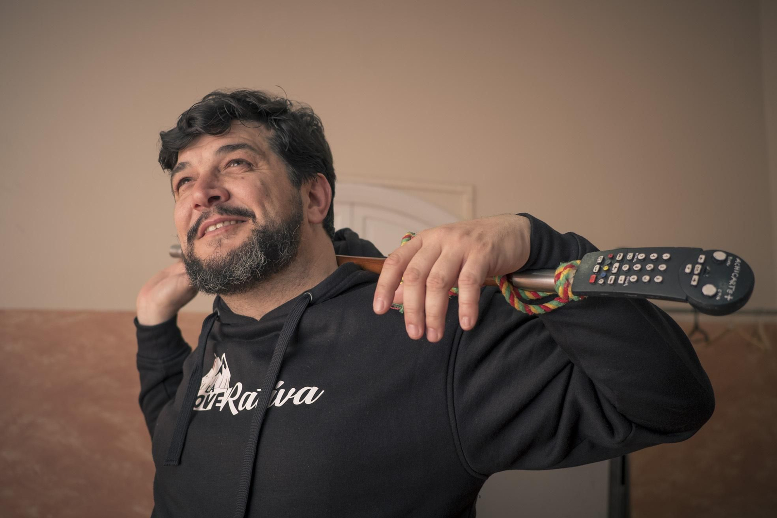 Kike Remolino posa con el bastón de mando.