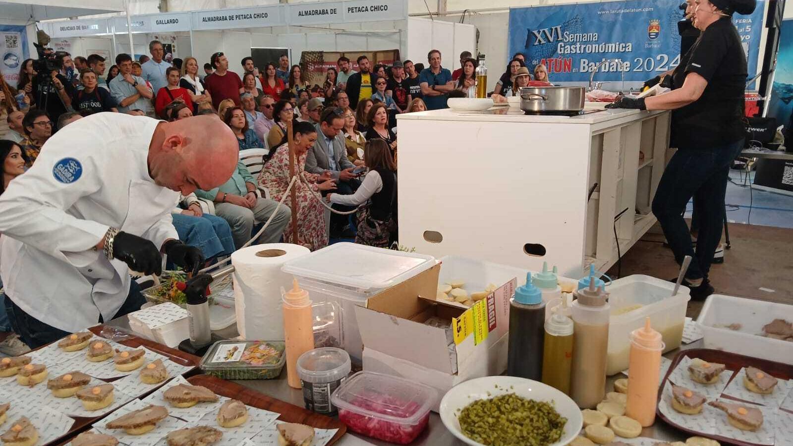 Preparación del atún en una de sus múltiples maneras en el 'showcooking' de la Semana Gastronómica. Preparación del atún en una de sus múltiples maneras en el 'showcooking' de la Semana Gastronómica.