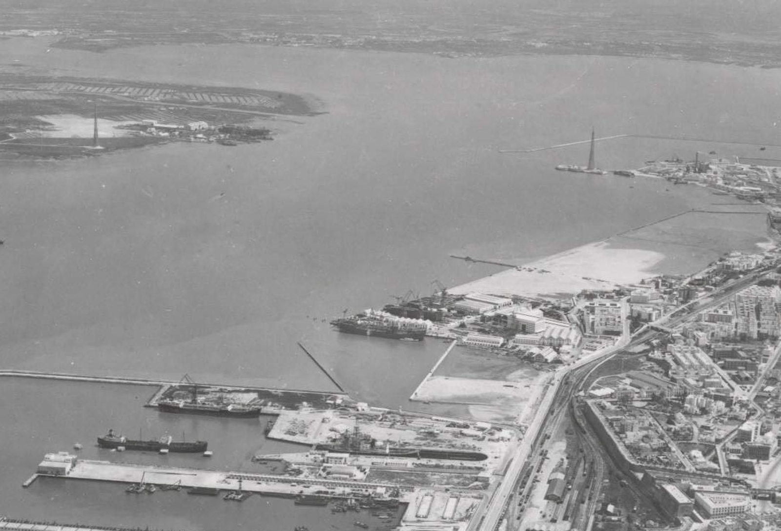 La bahía antes de la construcción del puente. En primer término, los rellenos para la Barriada de la Paz