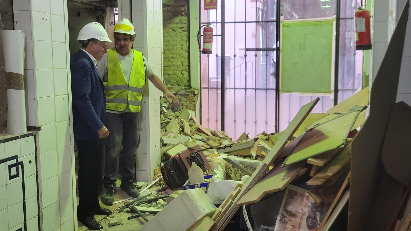 El delegado José Lugo en las obras del mercado de la calle Feria