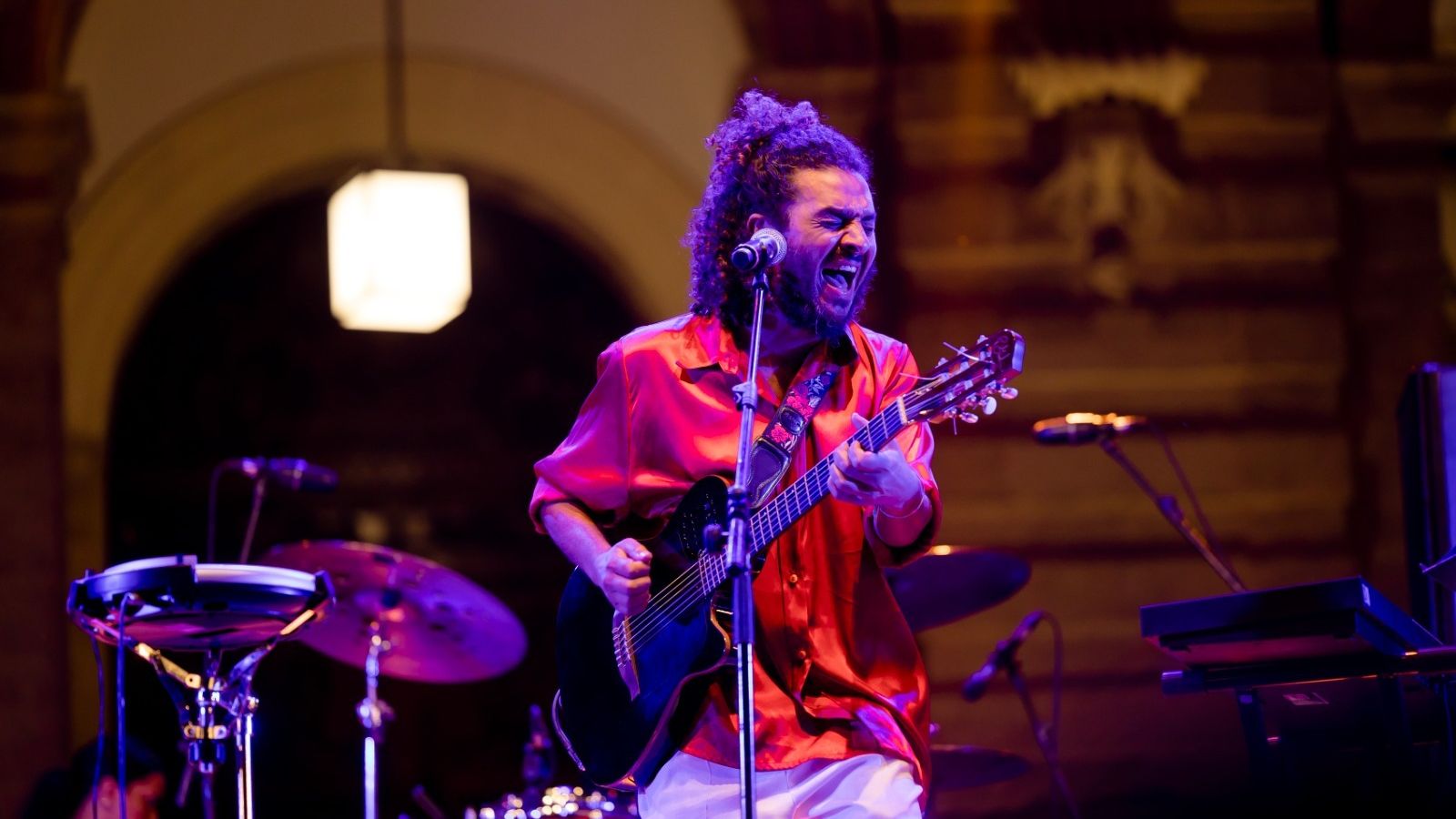 Lin Cortés, durante el concierto en San Fernando.