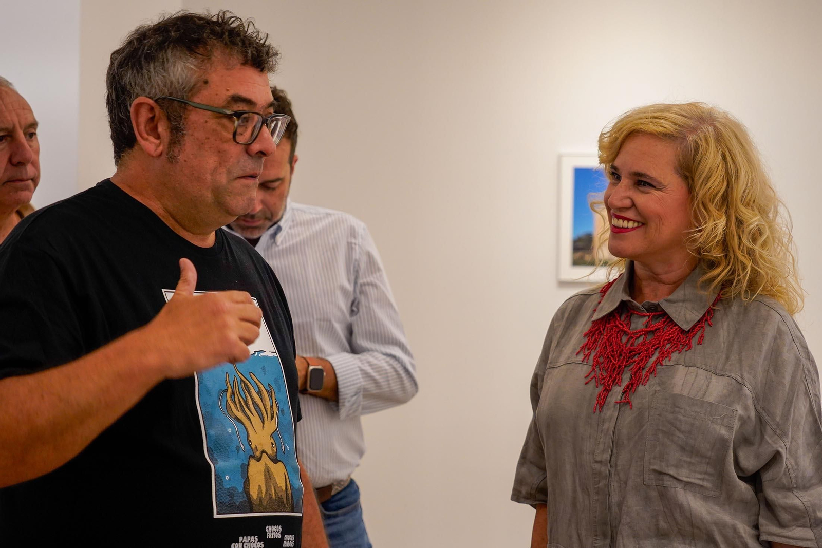Imágenes de la inauguración de la exposición 'Ermitas de repoblación en la Sierra de Huelva' por La diputada de Cultura, Gracia Baquero, y el autor de la exposición, Jorge Garrido.