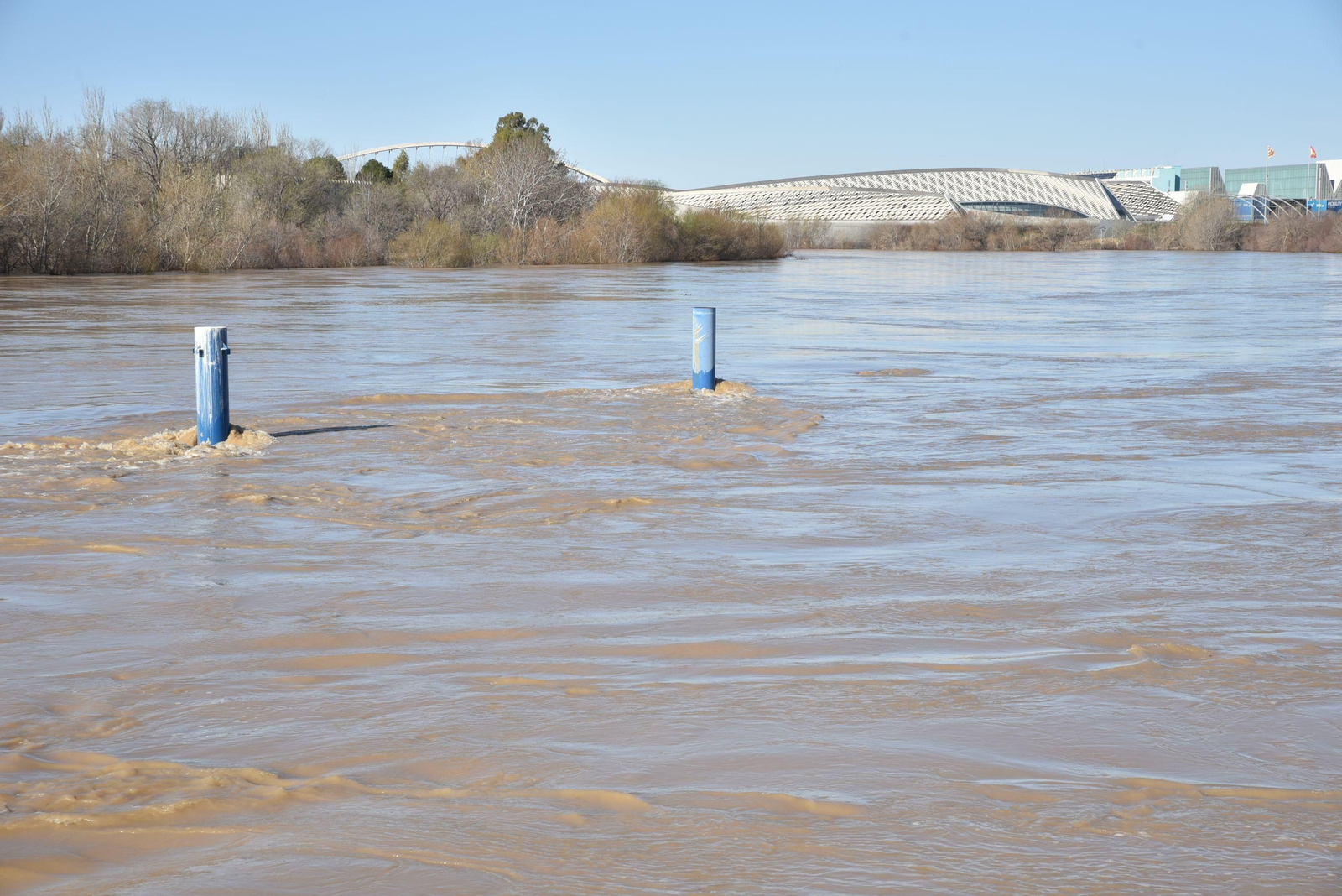 Imágenes de la crecida del río Ebro a su paso por Zaragoza