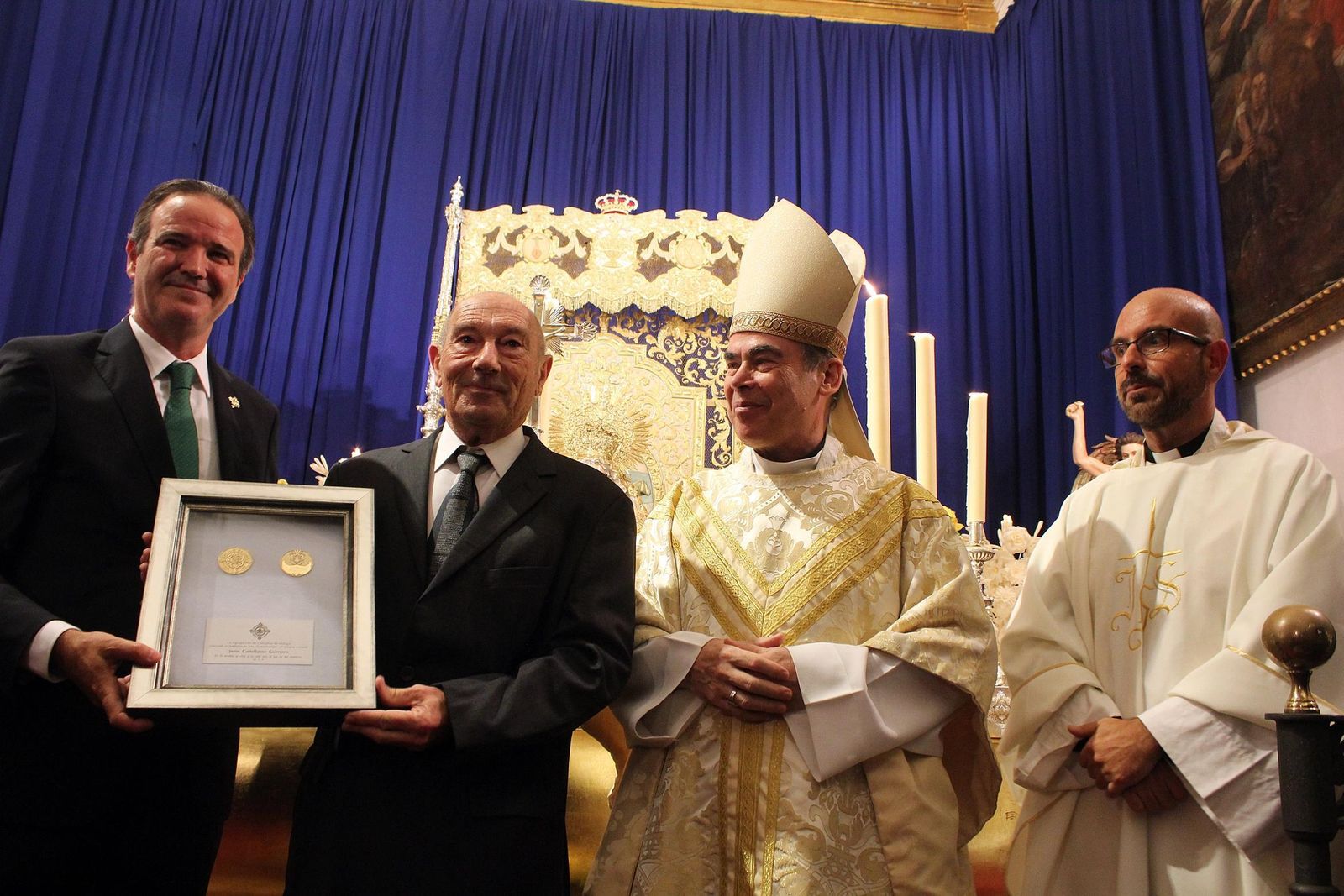 Momento de la entrega de la medalla de oro a la familia de Jesús Castellanos.