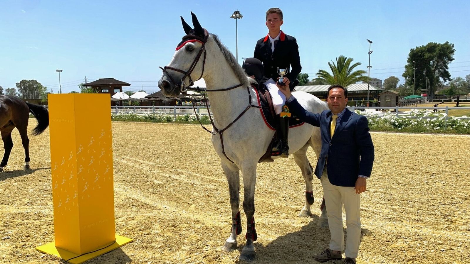 Mario Peña recibe el premio de manos del Alberto Navarro, miembro del jurado.