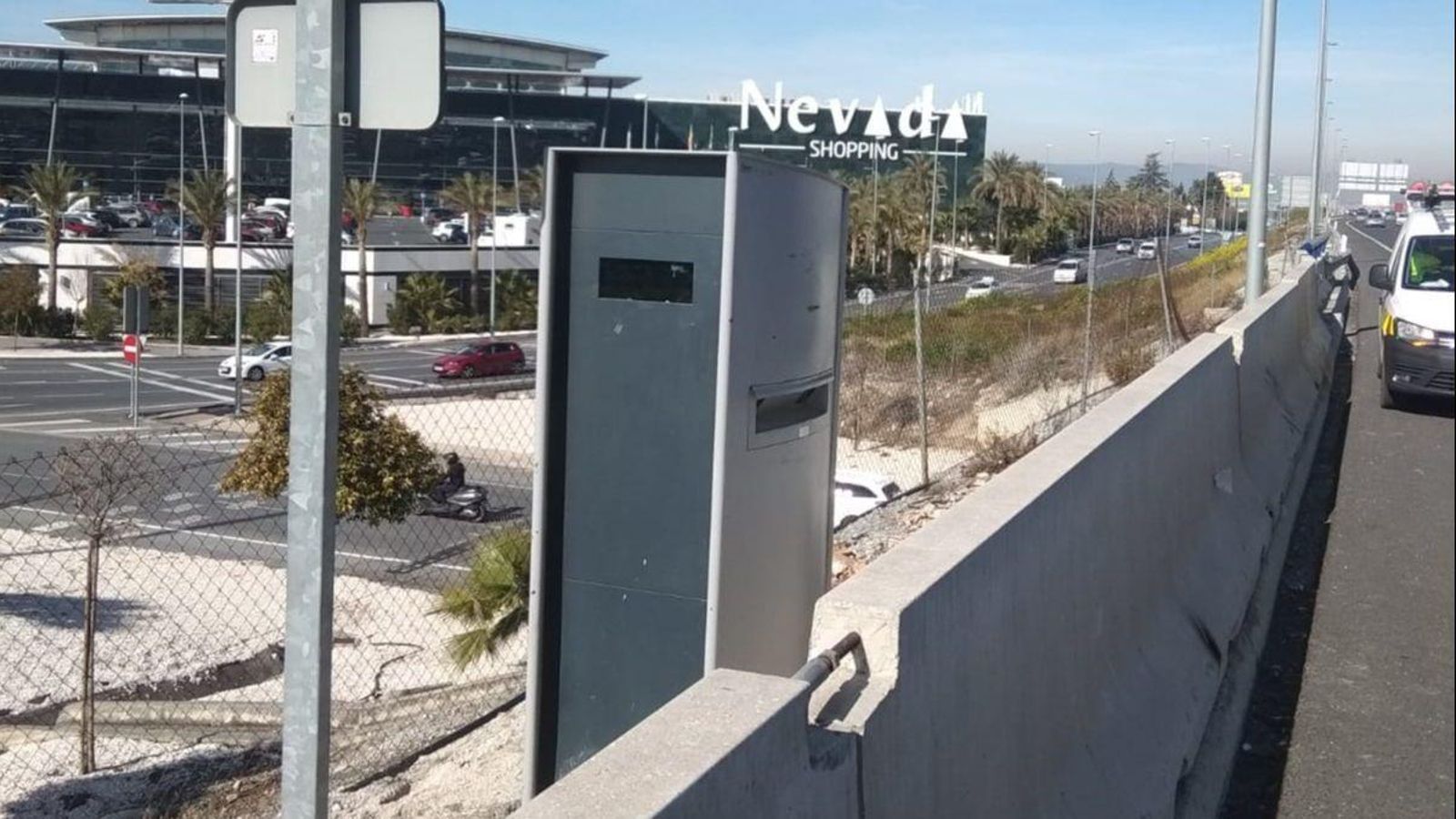Radar situado en la autovía de Circunvalación GR-30 sentido Motril, a la altura del Centro Comercial Nevada Shopping.