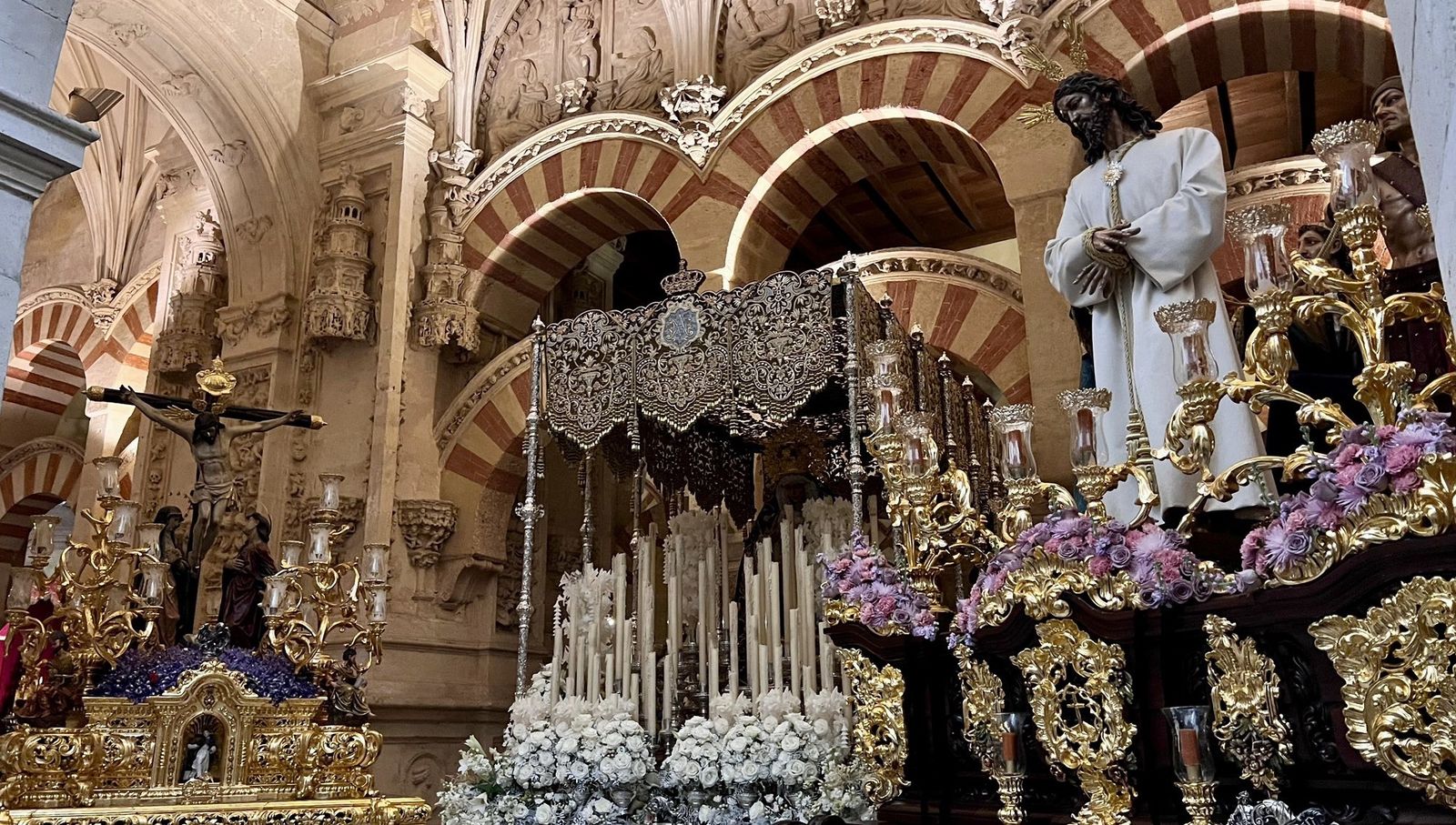 Los titulares del Amor en el trascoro de la Catedral.