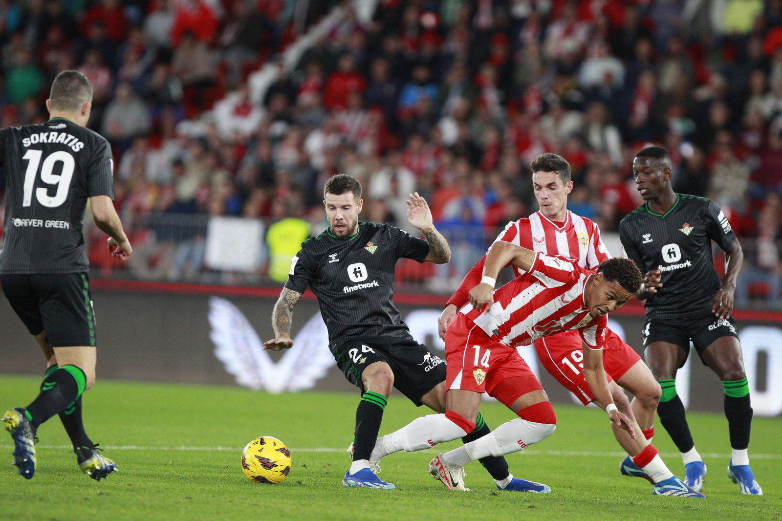 Imágenes del partido de fútbol U.D. Almería-Real Betis Balompié