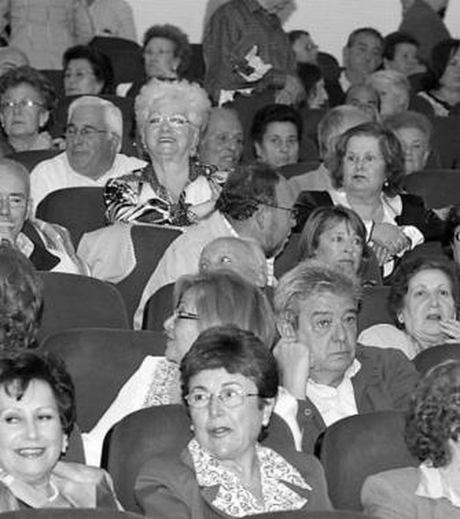 Un grupo de mayores en una conferencia.