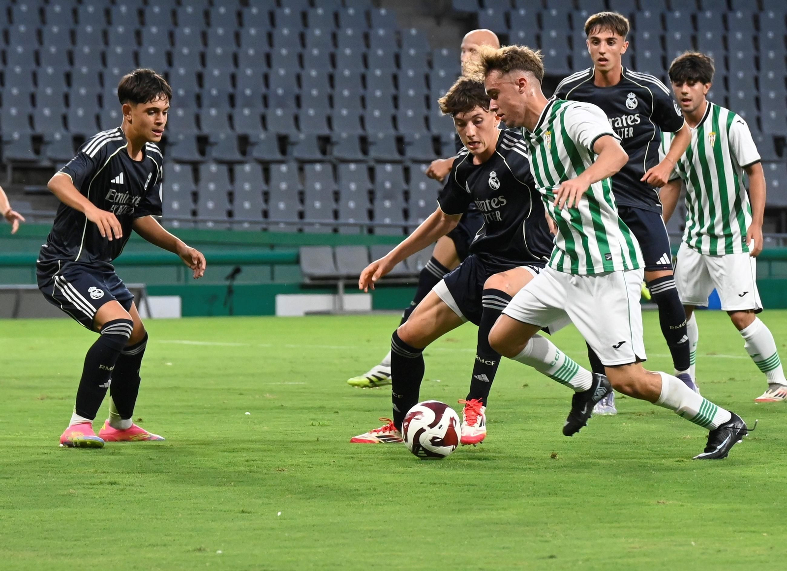 Las mejores fotos del ambiente en El Arcángel para el Córdoba CF - Real Madrid del Mundial de Clubes sub 18