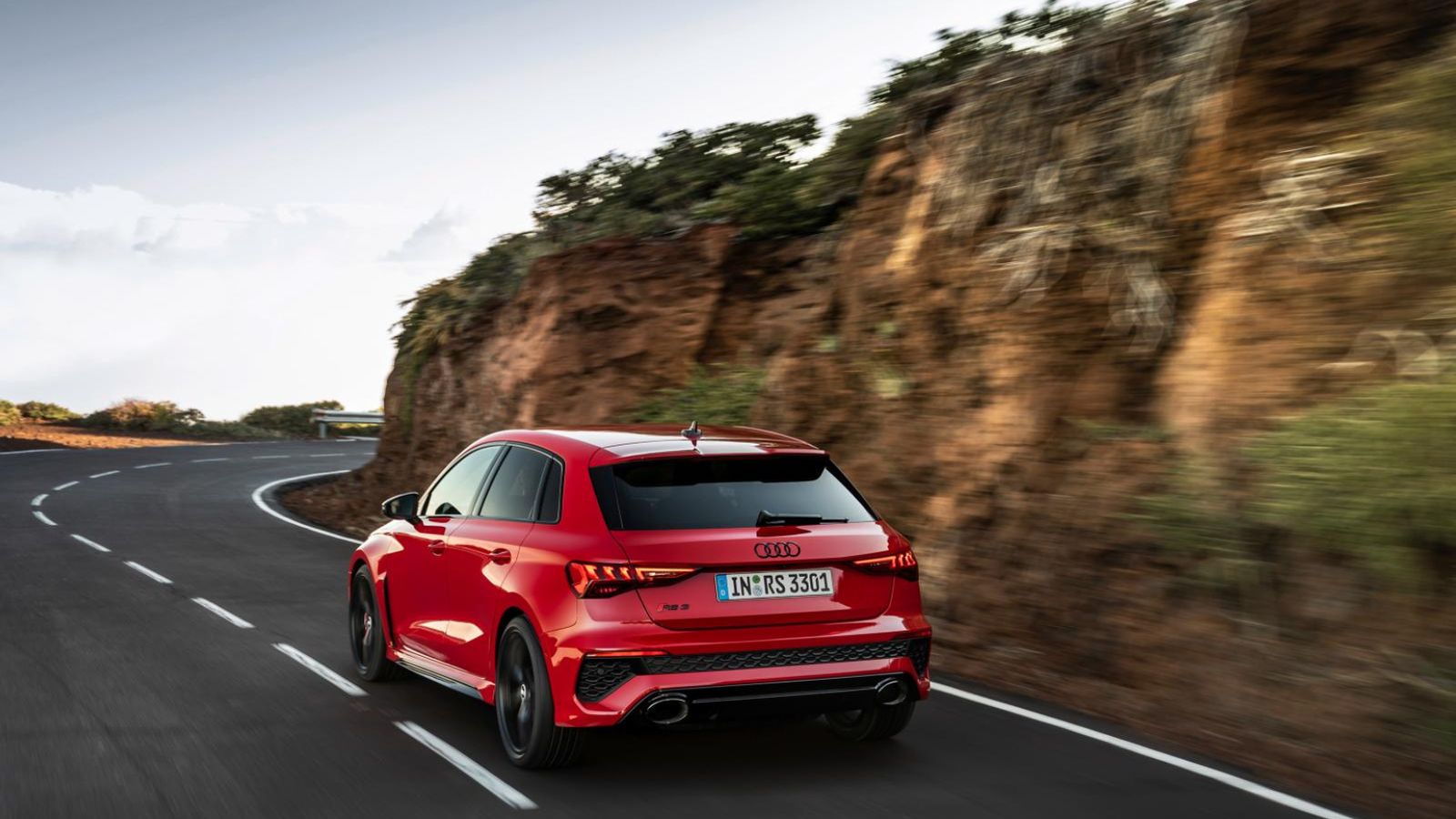 La tracción es a las cuatro ruedas, con la posibilidad de gestionar como queremos que se entregue el empuje del motor a las ruedas traseras.